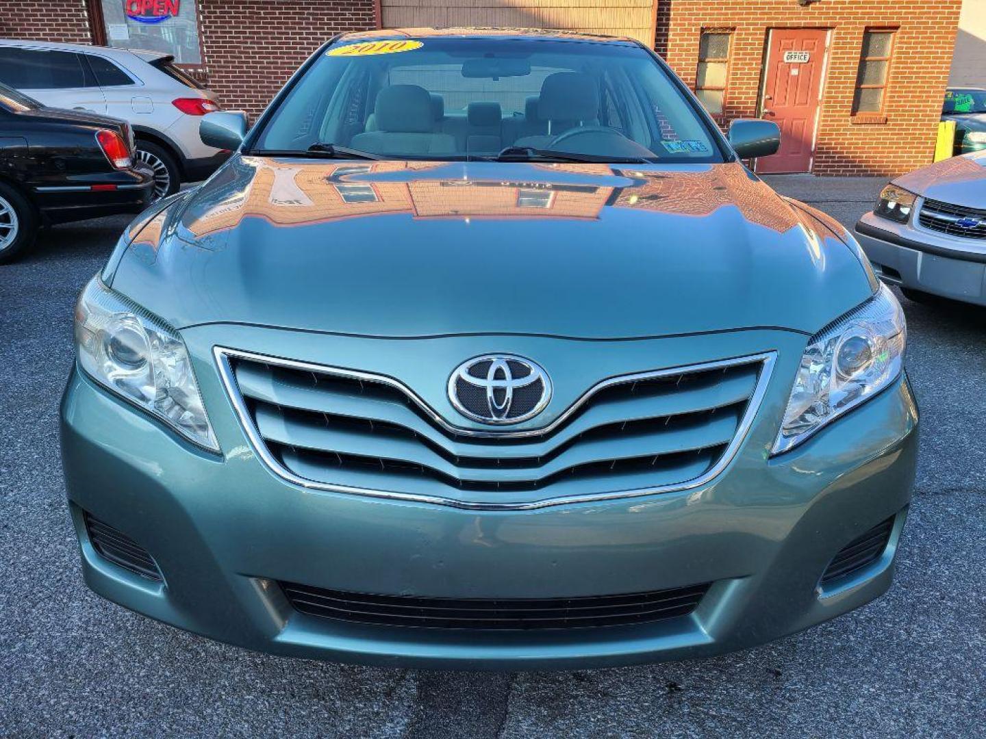 2010 Toyota Camry LE photo 16