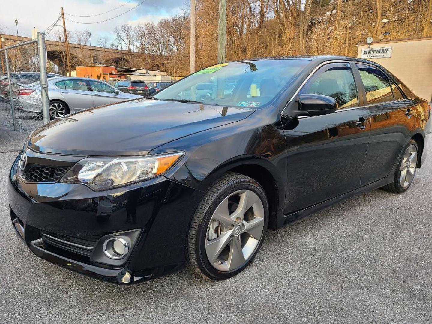 2014 Toyota Camry SE photo 2