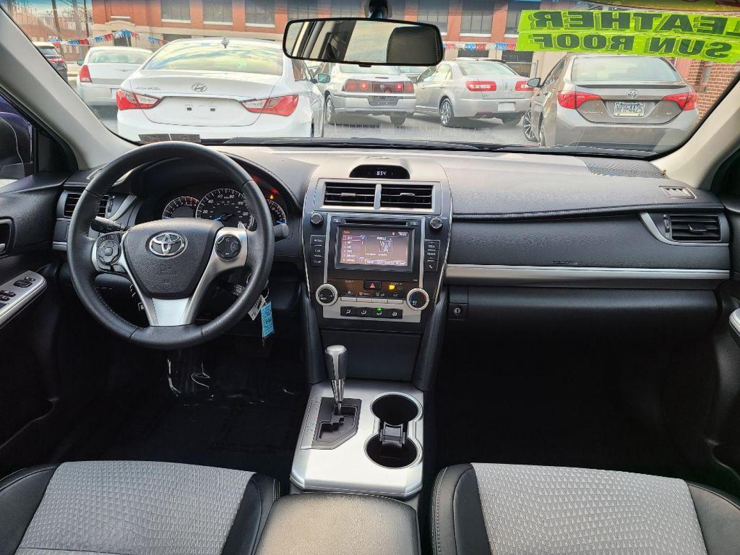 2014 Toyota Camry SE photo 22