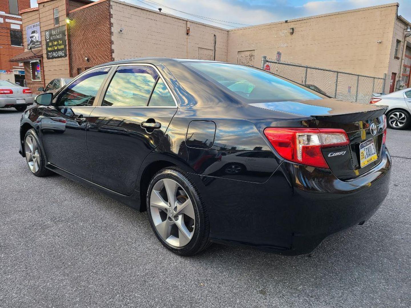 2014 Toyota Camry SE photo 6