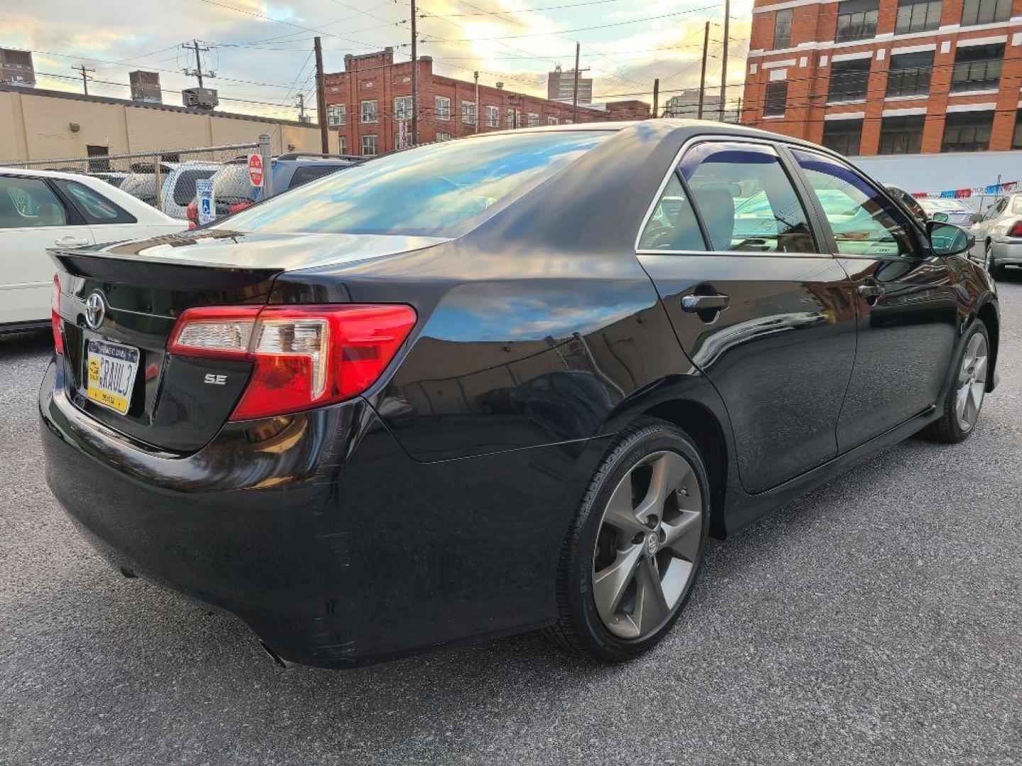 2014 Toyota Camry SE photo 10