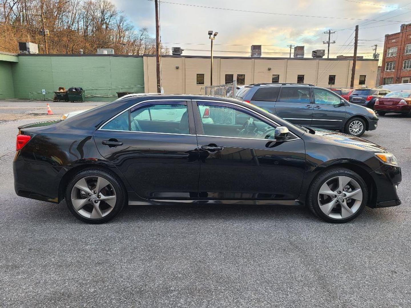 2014 Toyota Camry SE photo 12