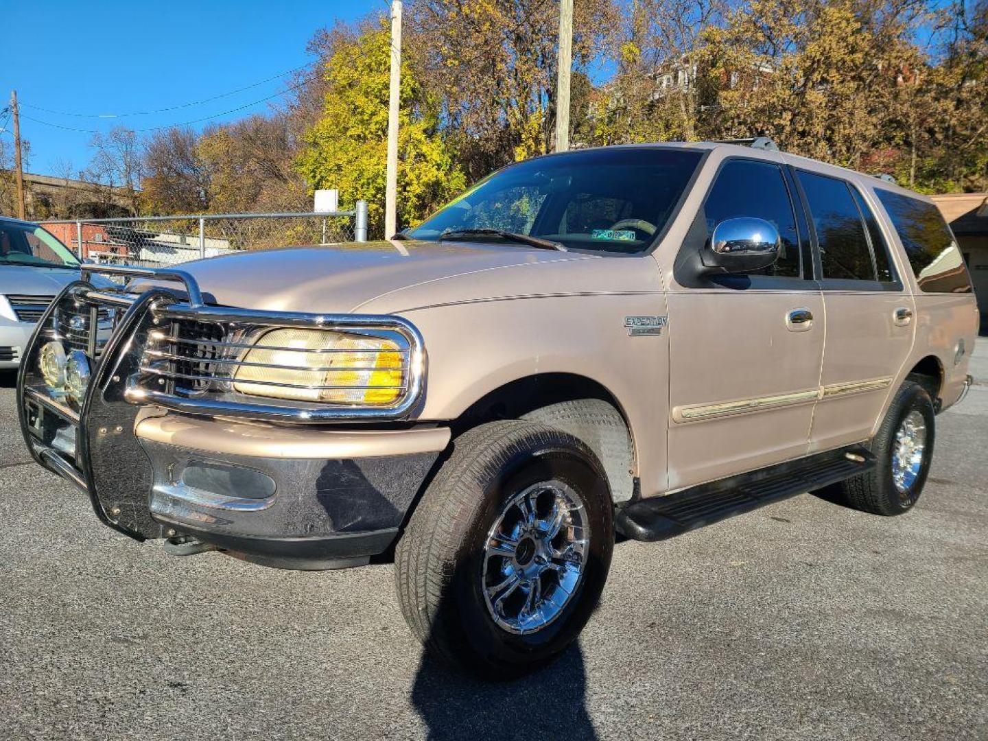 1997 GOLD FORD EXPEDITION XLT (1FMEU18W0VL) with an 4.6L engine, Automatic transmission, located at 117 North Cameron Street, Harrisburg, PA, 17101, (717) 963-8962, 40.267021, -76.875351 - Photo#0