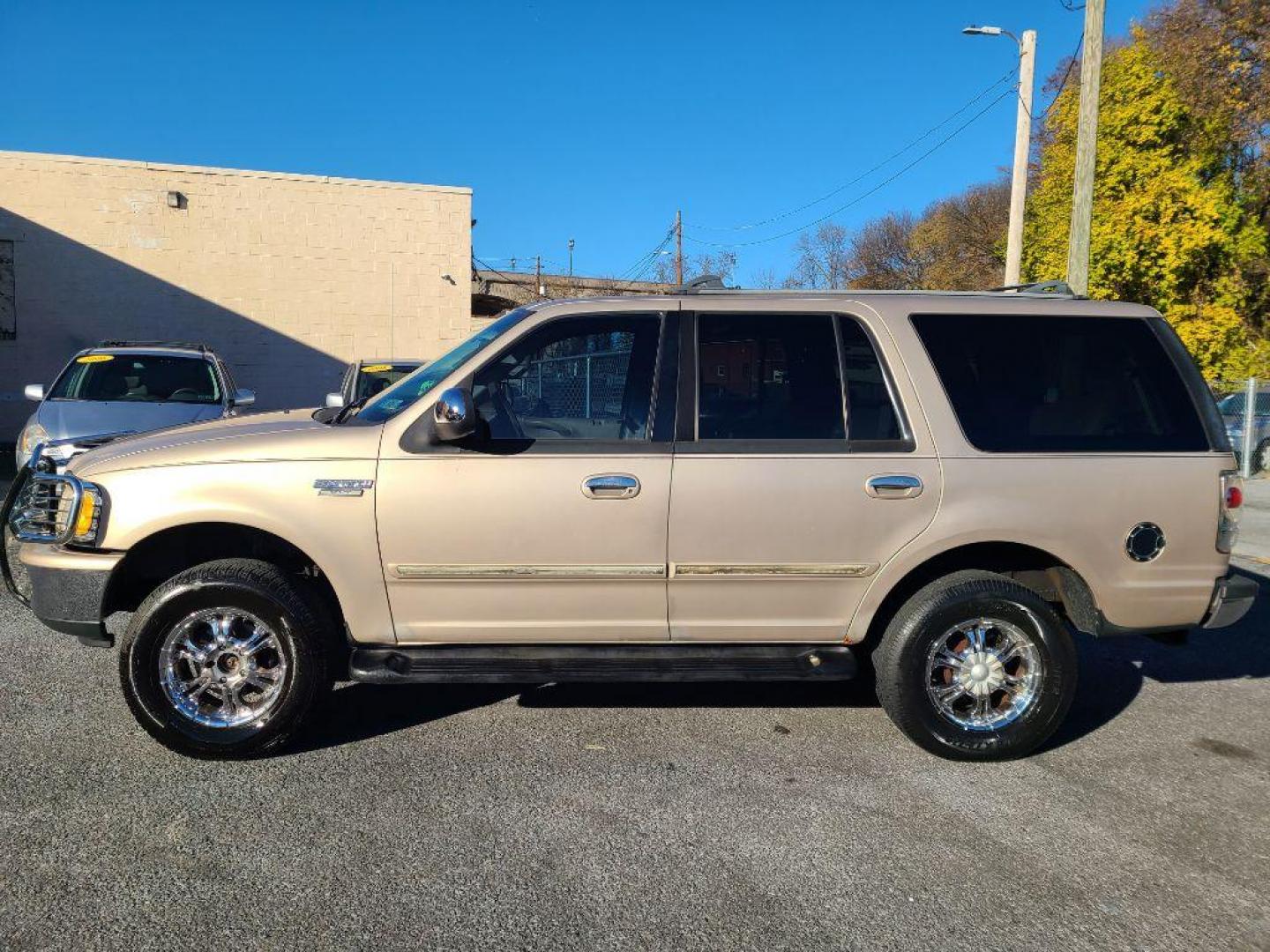 1997 GOLD FORD EXPEDITION XLT (1FMEU18W0VL) with an 4.6L engine, Automatic transmission, located at 117 North Cameron Street, Harrisburg, PA, 17101, (717) 963-8962, 40.267021, -76.875351 - Photo#1