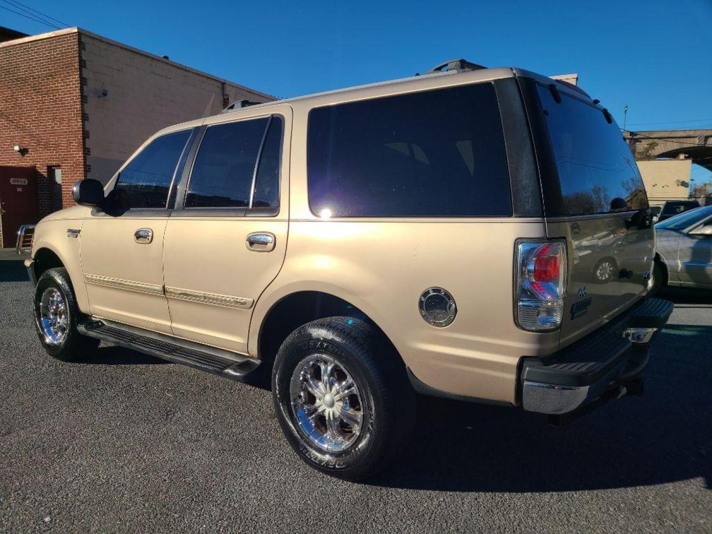 1997 GOLD FORD EXPEDITION XLT (1FMEU18W0VL) with an 4.6L engine, Automatic transmission, located at 117 North Cameron Street, Harrisburg, PA, 17101, (717) 963-8962, 40.267021, -76.875351 - Photo#2