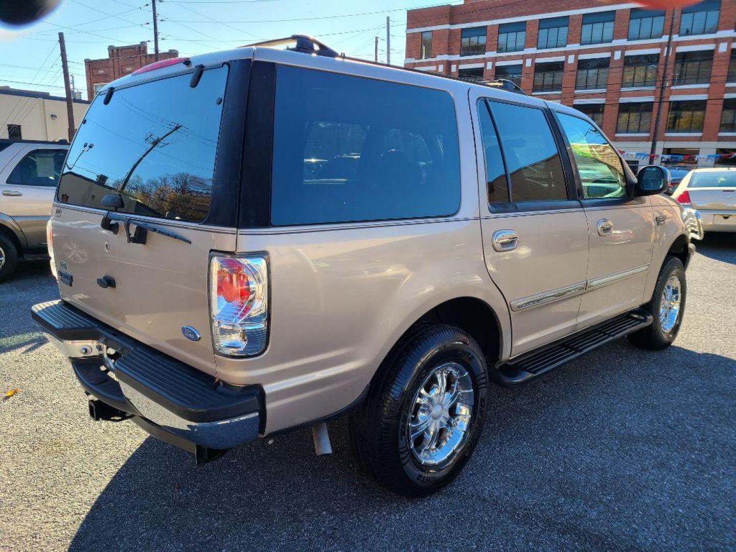 1997 GOLD FORD EXPEDITION XLT (1FMEU18W0VL) with an 4.6L engine, Automatic transmission, located at 117 North Cameron Street, Harrisburg, PA, 17101, (717) 963-8962, 40.267021, -76.875351 - Photo#4