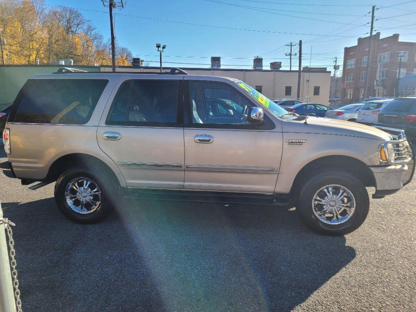 1997 GOLD FORD EXPEDITION XLT (1FMEU18W0VL) with an 4.6L engine, Automatic transmission, located at 117 North Cameron Street, Harrisburg, PA, 17101, (717) 963-8962, 40.267021, -76.875351 - Photo#5