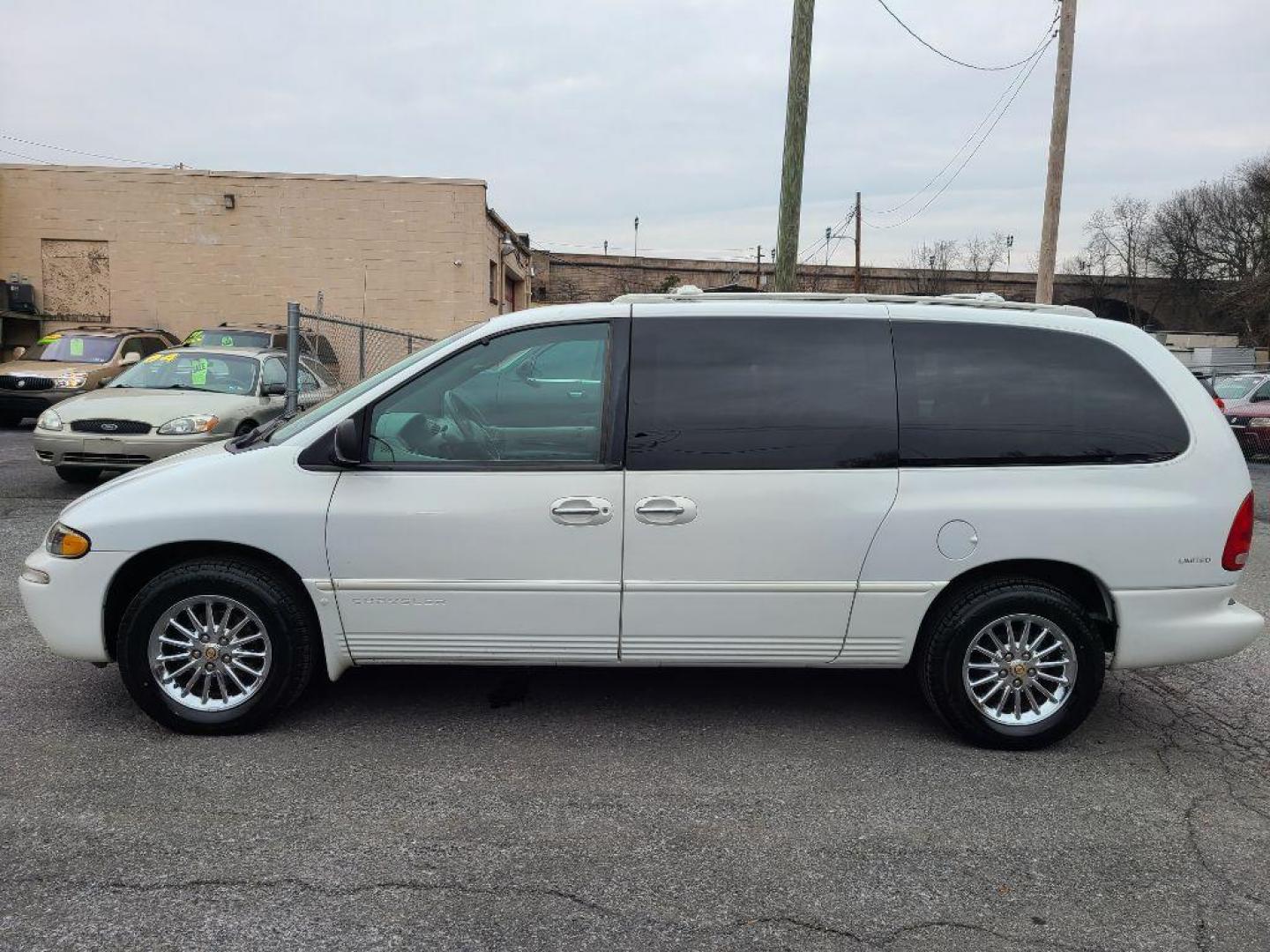 1999 WHITE CHRYSLER TOWN and COUNTRY LIMITED (1C4GP64L5XB) with an 3.8L engine, Automatic transmission, located at 117 North Cameron Street, Harrisburg, PA, 17101, (717) 963-8962, 40.267021, -76.875351 - WE FINANCE!!! Good Credit/ Bad Credit/ No Credit - ALL Trade-Ins Welcomed!!! ***Guaranteed Credit Approval*** APPLY ONLINE or CALL us TODAY ;) Internet Prices and Marketplace Prices are SPECIAL discounted ***CASH DEALS*** Retail Prices are higher. Please call us to discuss your cash and finan - Photo#1