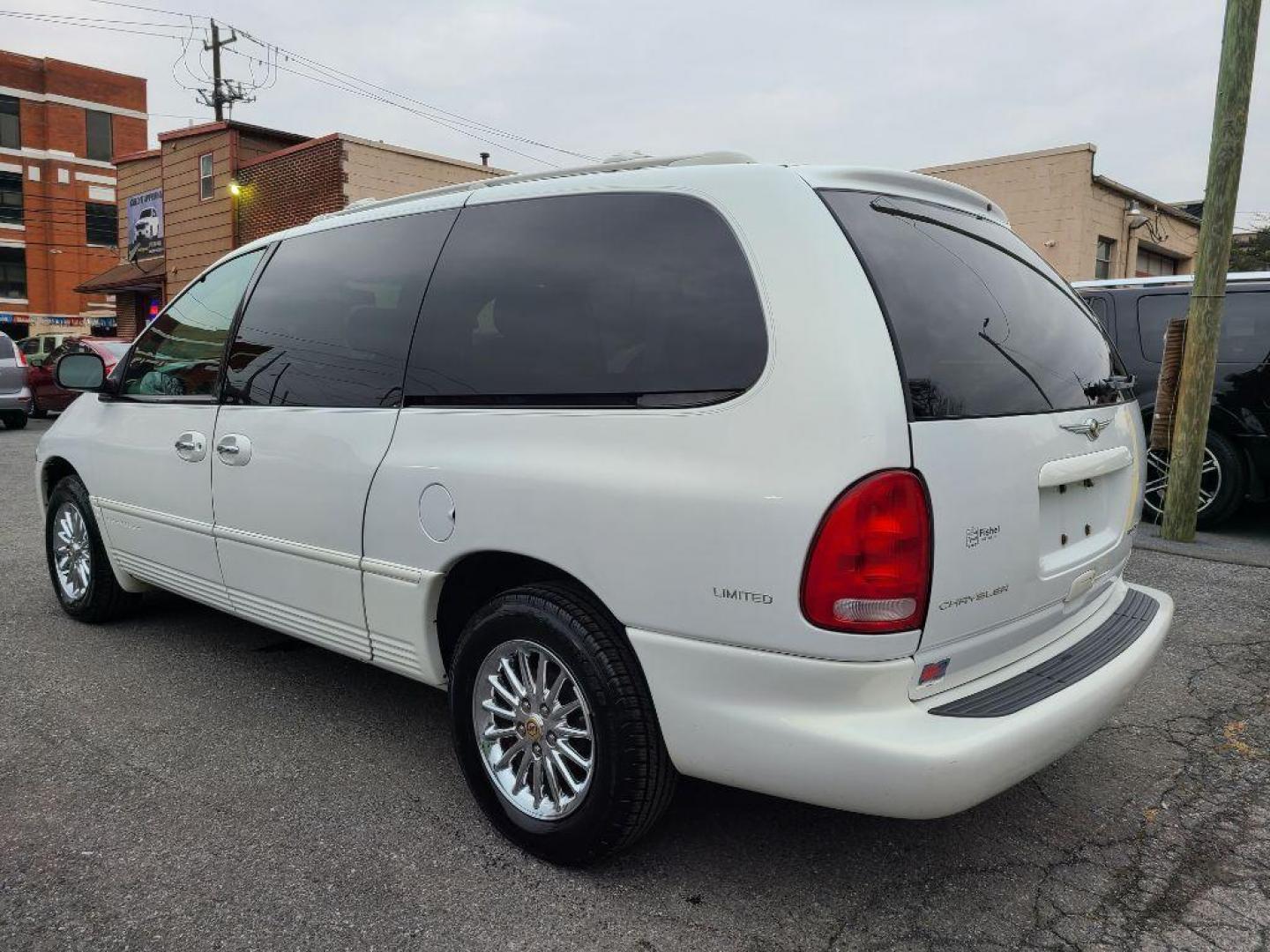 1999 WHITE CHRYSLER TOWN and COUNTRY LIMITED (1C4GP64L5XB) with an 3.8L engine, Automatic transmission, located at 117 North Cameron Street, Harrisburg, PA, 17101, (717) 963-8962, 40.267021, -76.875351 - WE FINANCE!!! Good Credit/ Bad Credit/ No Credit - ALL Trade-Ins Welcomed!!! ***Guaranteed Credit Approval*** APPLY ONLINE or CALL us TODAY ;) Internet Prices and Marketplace Prices are SPECIAL discounted ***CASH DEALS*** Retail Prices are higher. Please call us to discuss your cash and finan - Photo#2