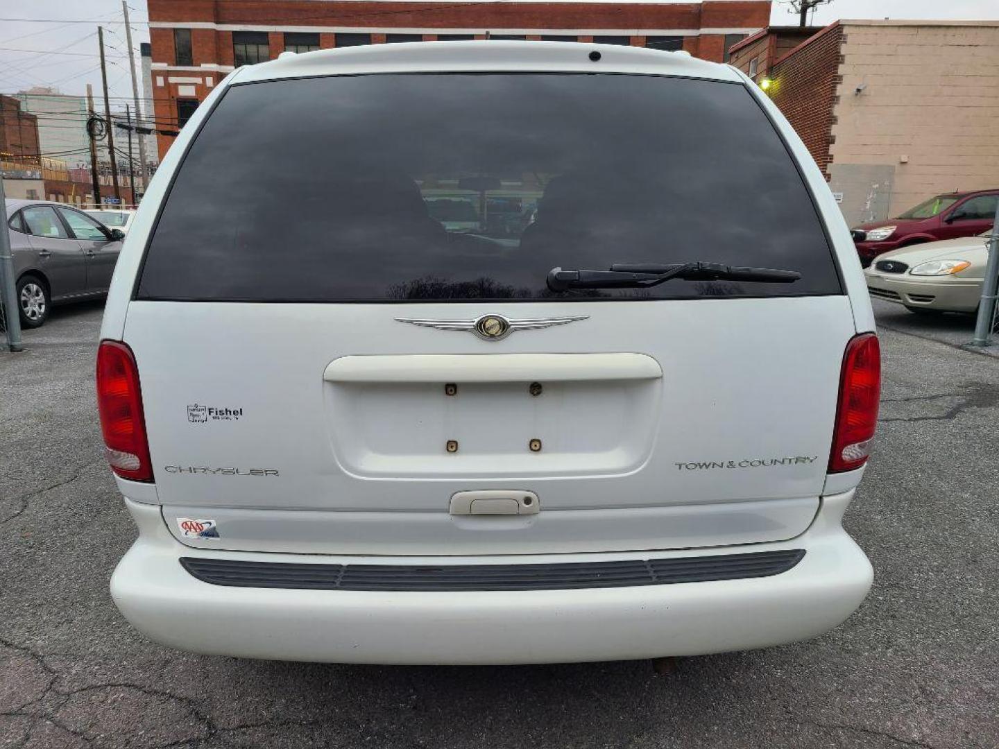 1999 WHITE CHRYSLER TOWN and COUNTRY LIMITED (1C4GP64L5XB) with an 3.8L engine, Automatic transmission, located at 117 North Cameron Street, Harrisburg, PA, 17101, (717) 963-8962, 40.267021, -76.875351 - WE FINANCE!!! Good Credit/ Bad Credit/ No Credit - ALL Trade-Ins Welcomed!!! ***Guaranteed Credit Approval*** APPLY ONLINE or CALL us TODAY ;) Internet Prices and Marketplace Prices are SPECIAL discounted ***CASH DEALS*** Retail Prices are higher. Please call us to discuss your cash and finan - Photo#3