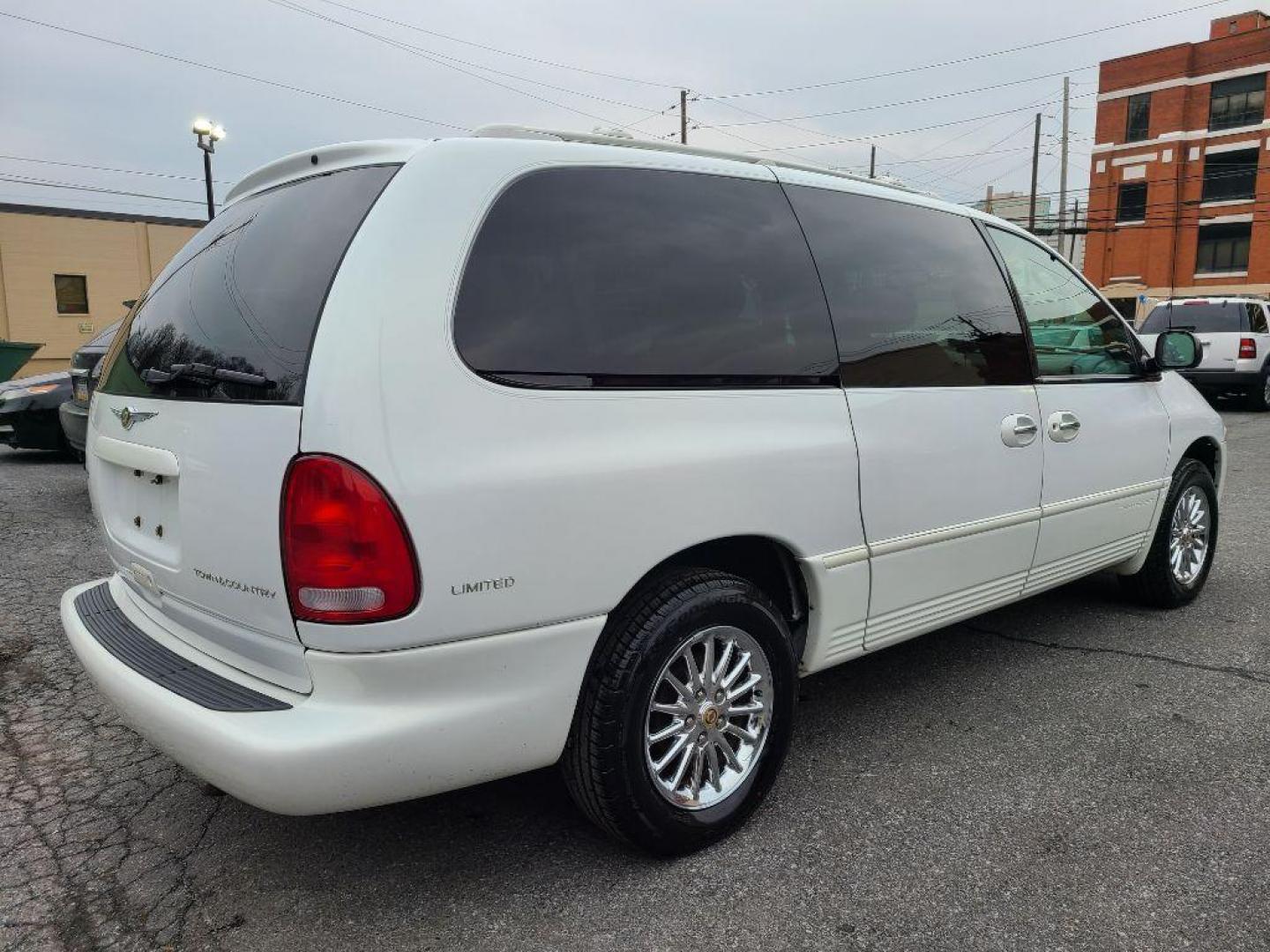 1999 WHITE CHRYSLER TOWN and COUNTRY LIMITED (1C4GP64L5XB) with an 3.8L engine, Automatic transmission, located at 117 North Cameron Street, Harrisburg, PA, 17101, (717) 963-8962, 40.267021, -76.875351 - WE FINANCE!!! Good Credit/ Bad Credit/ No Credit - ALL Trade-Ins Welcomed!!! ***Guaranteed Credit Approval*** APPLY ONLINE or CALL us TODAY ;) Internet Prices and Marketplace Prices are SPECIAL discounted ***CASH DEALS*** Retail Prices are higher. Please call us to discuss your cash and finan - Photo#4