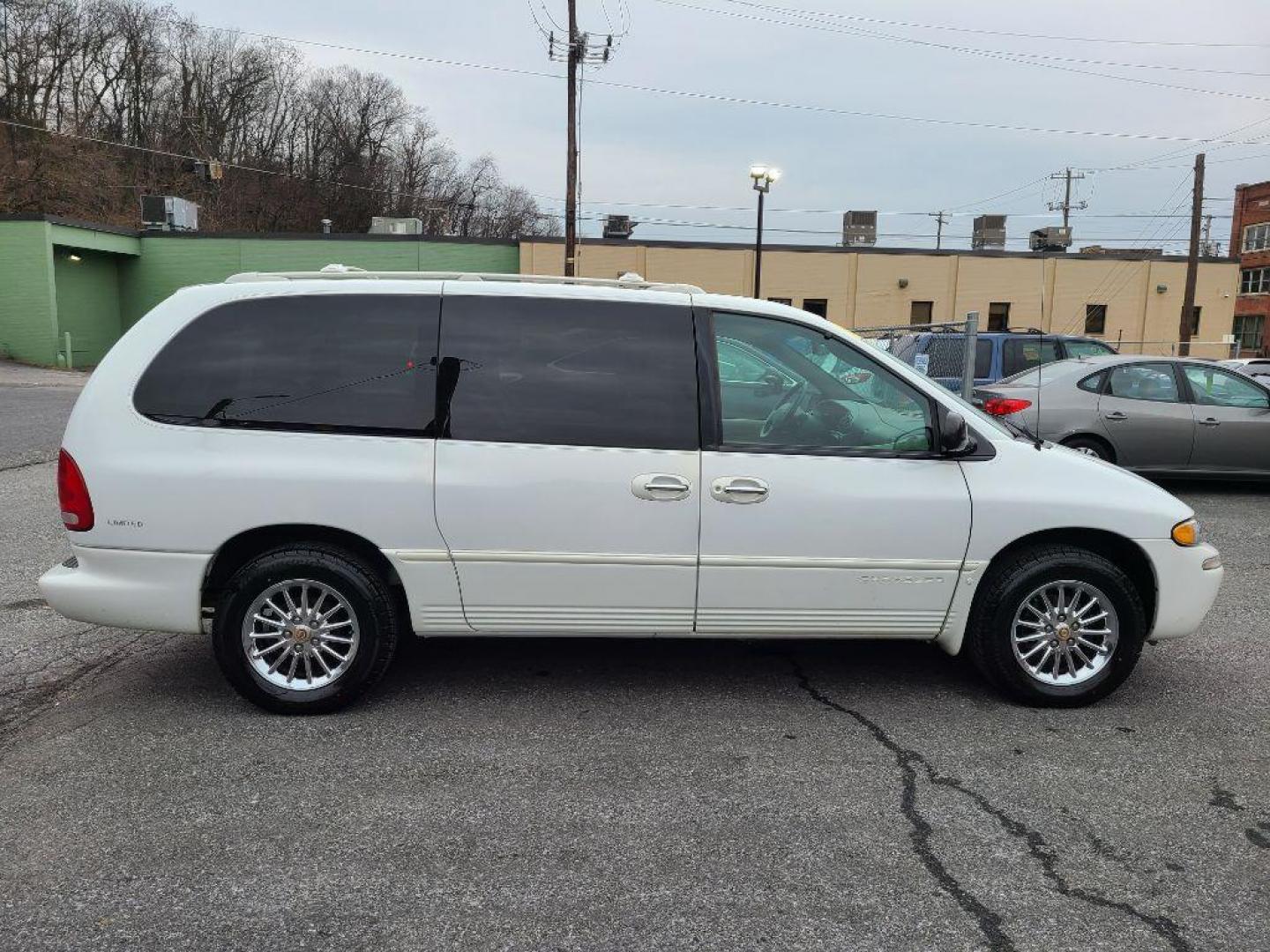 1999 WHITE CHRYSLER TOWN and COUNTRY LIMITED (1C4GP64L5XB) with an 3.8L engine, Automatic transmission, located at 117 North Cameron Street, Harrisburg, PA, 17101, (717) 963-8962, 40.267021, -76.875351 - WE FINANCE!!! Good Credit/ Bad Credit/ No Credit - ALL Trade-Ins Welcomed!!! ***Guaranteed Credit Approval*** APPLY ONLINE or CALL us TODAY ;) Internet Prices and Marketplace Prices are SPECIAL discounted ***CASH DEALS*** Retail Prices are higher. Please call us to discuss your cash and finan - Photo#5