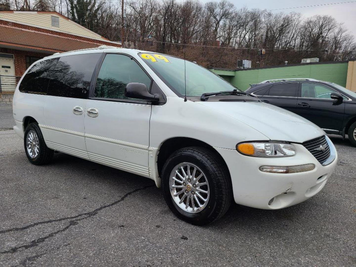 1999 WHITE CHRYSLER TOWN and COUNTRY LIMITED (1C4GP64L5XB) with an 3.8L engine, Automatic transmission, located at 117 North Cameron Street, Harrisburg, PA, 17101, (717) 963-8962, 40.267021, -76.875351 - WE FINANCE!!! Good Credit/ Bad Credit/ No Credit - ALL Trade-Ins Welcomed!!! ***Guaranteed Credit Approval*** APPLY ONLINE or CALL us TODAY ;) Internet Prices and Marketplace Prices are SPECIAL discounted ***CASH DEALS*** Retail Prices are higher. Please call us to discuss your cash and finan - Photo#6