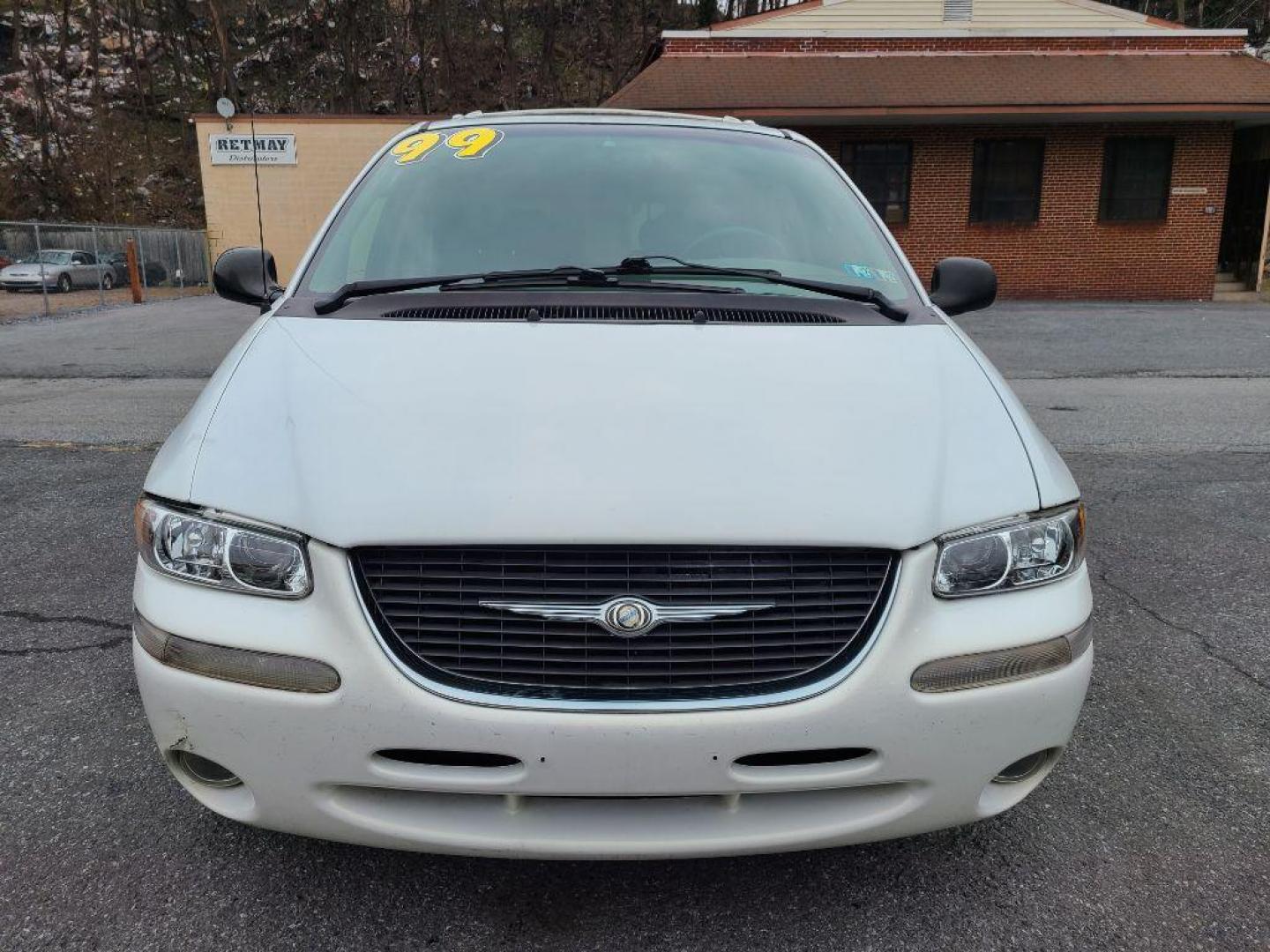 1999 WHITE CHRYSLER TOWN and COUNTRY LIMITED (1C4GP64L5XB) with an 3.8L engine, Automatic transmission, located at 117 North Cameron Street, Harrisburg, PA, 17101, (717) 963-8962, 40.267021, -76.875351 - WE FINANCE!!! Good Credit/ Bad Credit/ No Credit - ALL Trade-Ins Welcomed!!! ***Guaranteed Credit Approval*** APPLY ONLINE or CALL us TODAY ;) Internet Prices and Marketplace Prices are SPECIAL discounted ***CASH DEALS*** Retail Prices are higher. Please call us to discuss your cash and finan - Photo#7