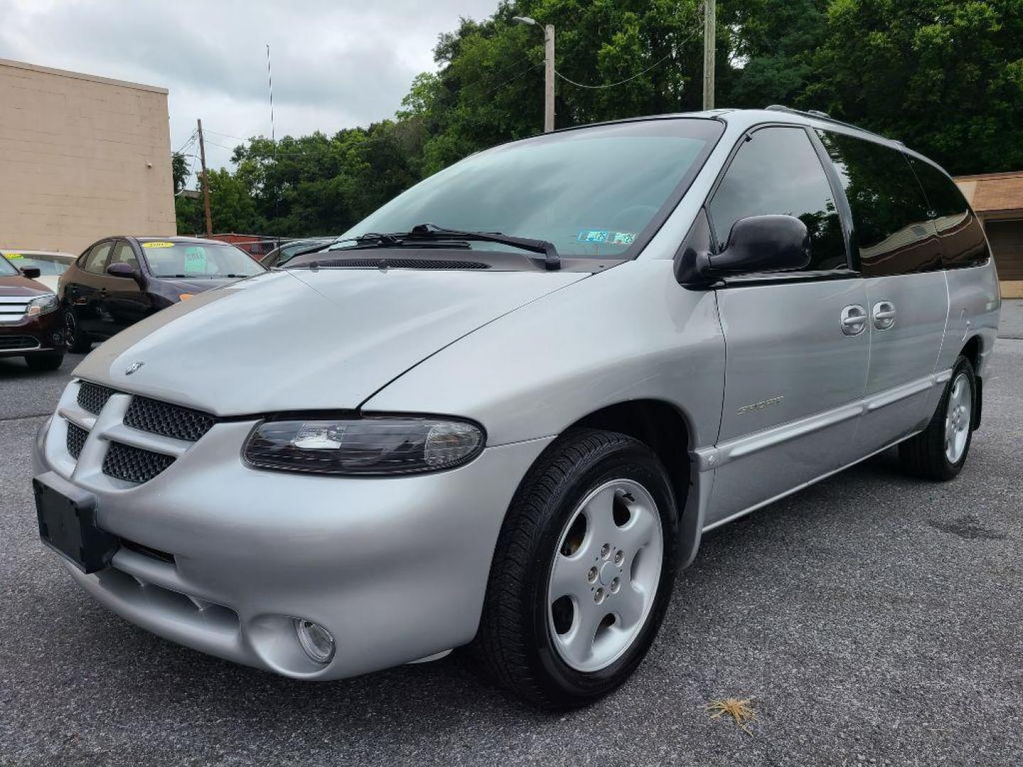 2000 SILVER DODGE GRAND CARAVAN Sport (1B4GP44G2YB) with an 3.3L engine, Automatic transmission, located at 117 North Cameron Street, Harrisburg, PA, 17101, (717) 963-8962, 40.267021, -76.875351 - Photo#0