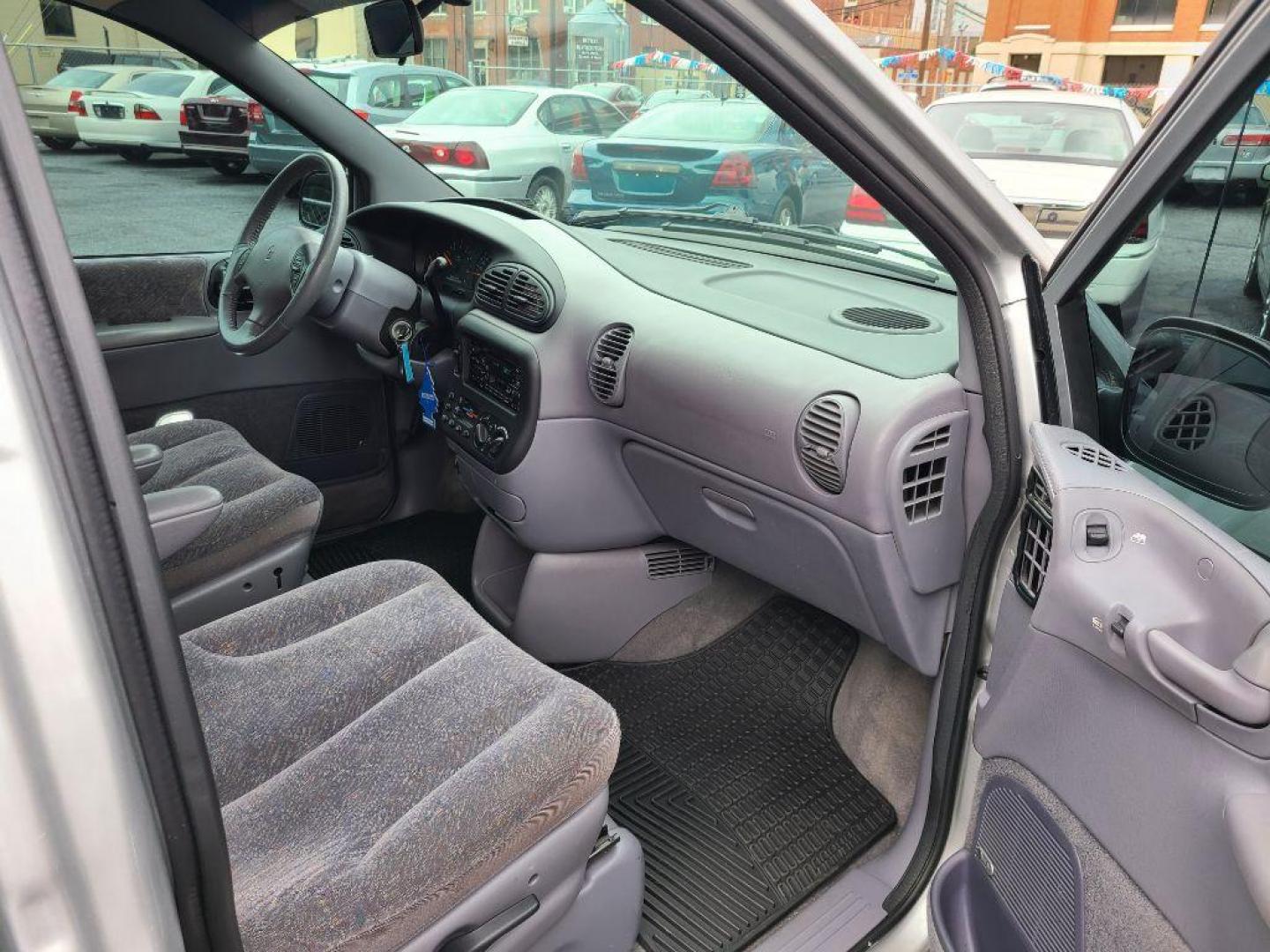 2000 SILVER DODGE GRAND CARAVAN Sport (1B4GP44G2YB) with an 3.3L engine, Automatic transmission, located at 117 North Cameron Street, Harrisburg, PA, 17101, (717) 963-8962, 40.267021, -76.875351 - Photo#11