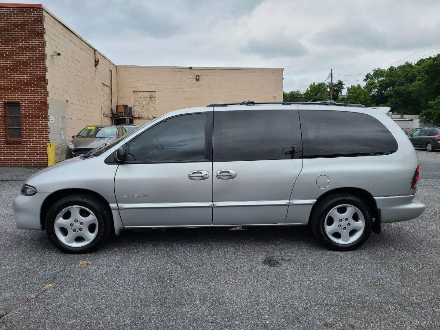 2000 SILVER DODGE GRAND CARAVAN Sport (1B4GP44G2YB) with an 3.3L engine, Automatic transmission, located at 117 North Cameron Street, Harrisburg, PA, 17101, (717) 963-8962, 40.267021, -76.875351 - Photo#1