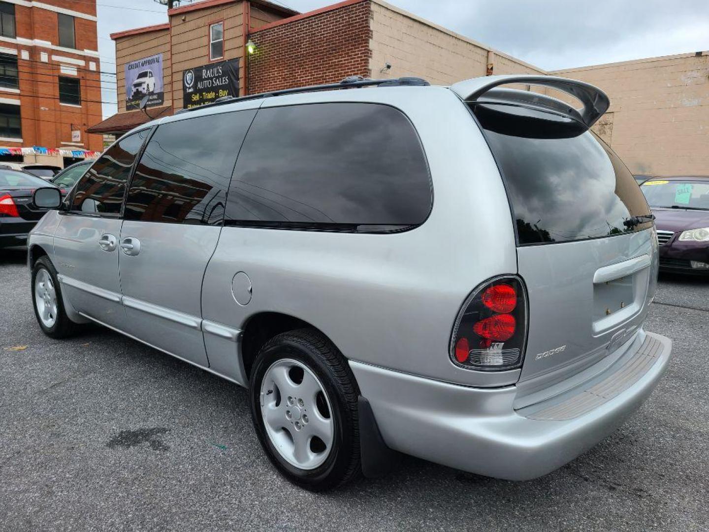 2000 SILVER DODGE GRAND CARAVAN Sport (1B4GP44G2YB) with an 3.3L engine, Automatic transmission, located at 117 North Cameron Street, Harrisburg, PA, 17101, (717) 963-8962, 40.267021, -76.875351 - Photo#2