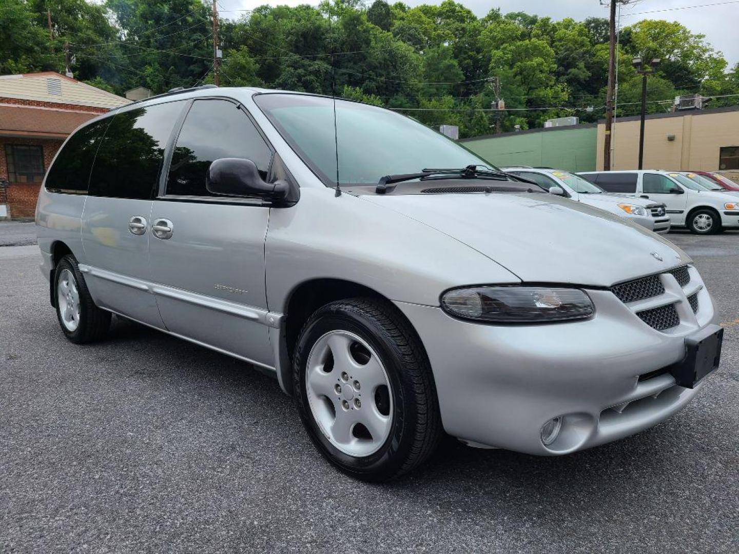 2000 SILVER DODGE GRAND CARAVAN Sport (1B4GP44G2YB) with an 3.3L engine, Automatic transmission, located at 117 North Cameron Street, Harrisburg, PA, 17101, (717) 963-8962, 40.267021, -76.875351 - Photo#5