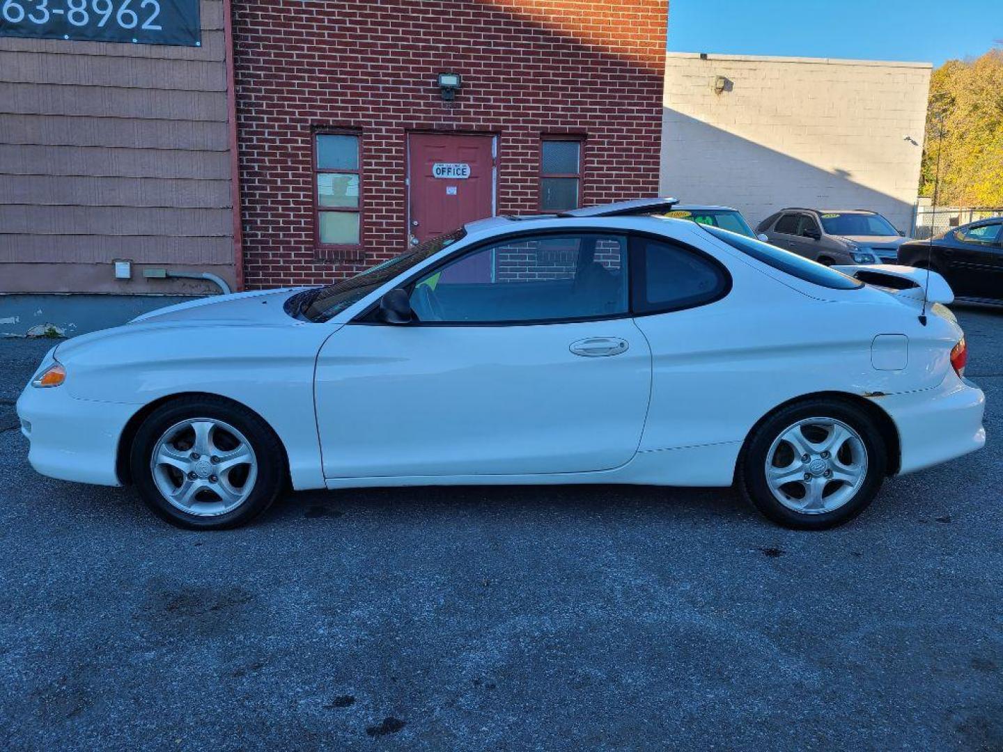 2000 WHITE HYUNDAI TIBURON HATCHBACK CPE (KMHJG25F2YU) with an 2.0L engine, Automatic transmission, located at 117 North Cameron Street, Harrisburg, PA, 17101, (717) 963-8962, 40.267021, -76.875351 - WE FINANCE!!! Good Credit/ Bad Credit/ No Credit - ALL Trade-Ins Welcomed!!! ***Guaranteed Credit Approval*** APPLY ONLINE or CALL us TODAY ;) Internet Prices and Marketplace Prices are SPECIAL discounted ***CASH DEALS*** Retail Prices are higher. Please call us to discuss your cash and finan - Photo#1