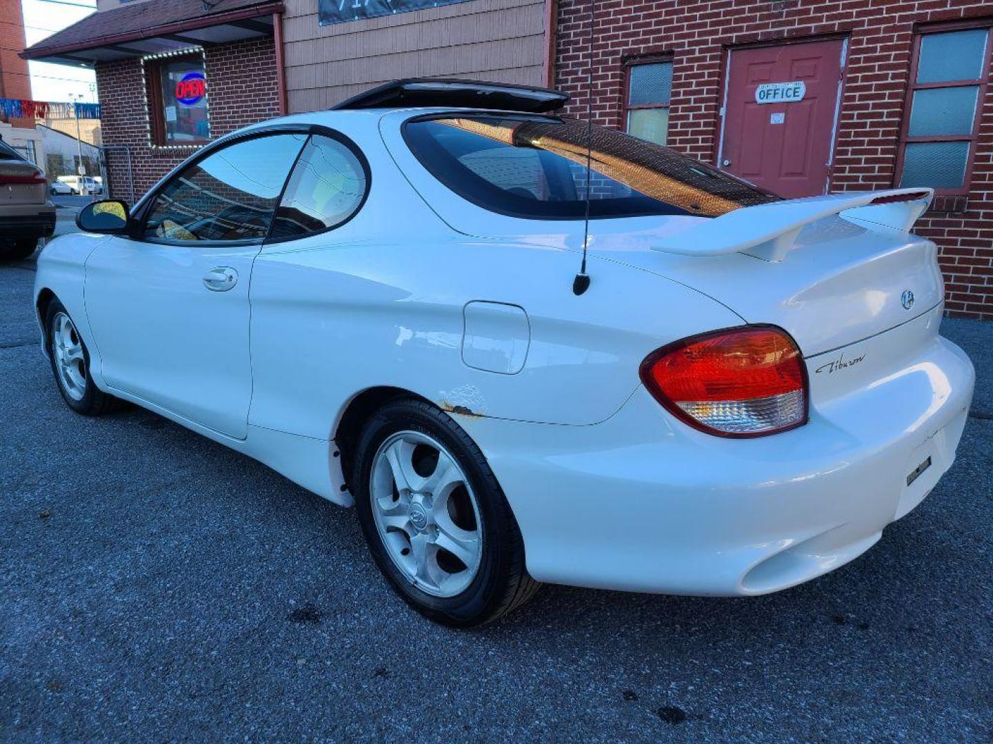 2000 WHITE HYUNDAI TIBURON HATCHBACK CPE (KMHJG25F2YU) with an 2.0L engine, Automatic transmission, located at 117 North Cameron Street, Harrisburg, PA, 17101, (717) 963-8962, 40.267021, -76.875351 - WE FINANCE!!! Good Credit/ Bad Credit/ No Credit - ALL Trade-Ins Welcomed!!! ***Guaranteed Credit Approval*** APPLY ONLINE or CALL us TODAY ;) Internet Prices and Marketplace Prices are SPECIAL discounted ***CASH DEALS*** Retail Prices are higher. Please call us to discuss your cash and finan - Photo#2