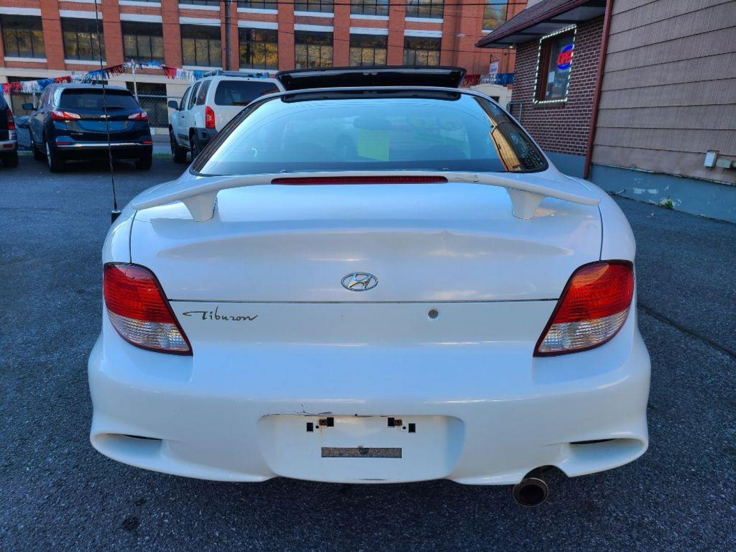 2000 WHITE HYUNDAI TIBURON HATCHBACK CPE (KMHJG25F2YU) with an 2.0L engine, Automatic transmission, located at 117 North Cameron Street, Harrisburg, PA, 17101, (717) 963-8962, 40.267021, -76.875351 - WE FINANCE!!! Good Credit/ Bad Credit/ No Credit - ALL Trade-Ins Welcomed!!! ***Guaranteed Credit Approval*** APPLY ONLINE or CALL us TODAY ;) Internet Prices and Marketplace Prices are SPECIAL discounted ***CASH DEALS*** Retail Prices are higher. Please call us to discuss your cash and finan - Photo#3