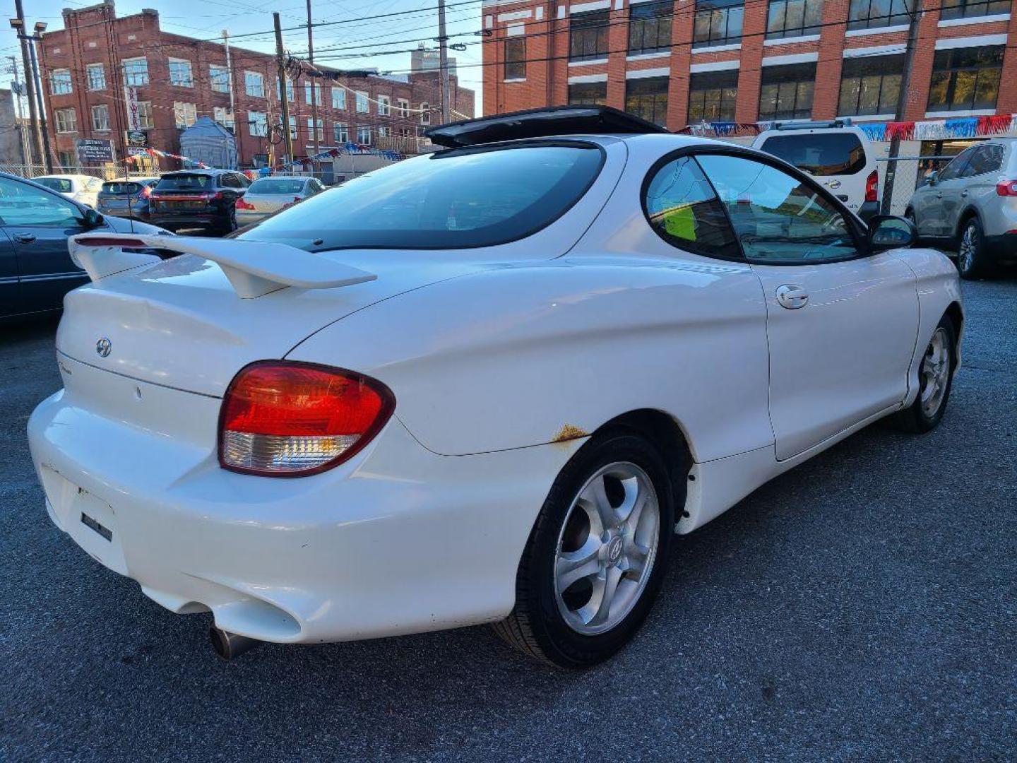 2000 WHITE HYUNDAI TIBURON HATCHBACK CPE (KMHJG25F2YU) with an 2.0L engine, Automatic transmission, located at 117 North Cameron Street, Harrisburg, PA, 17101, (717) 963-8962, 40.267021, -76.875351 - WE FINANCE!!! Good Credit/ Bad Credit/ No Credit - ALL Trade-Ins Welcomed!!! ***Guaranteed Credit Approval*** APPLY ONLINE or CALL us TODAY ;) Internet Prices and Marketplace Prices are SPECIAL discounted ***CASH DEALS*** Retail Prices are higher. Please call us to discuss your cash and finan - Photo#4