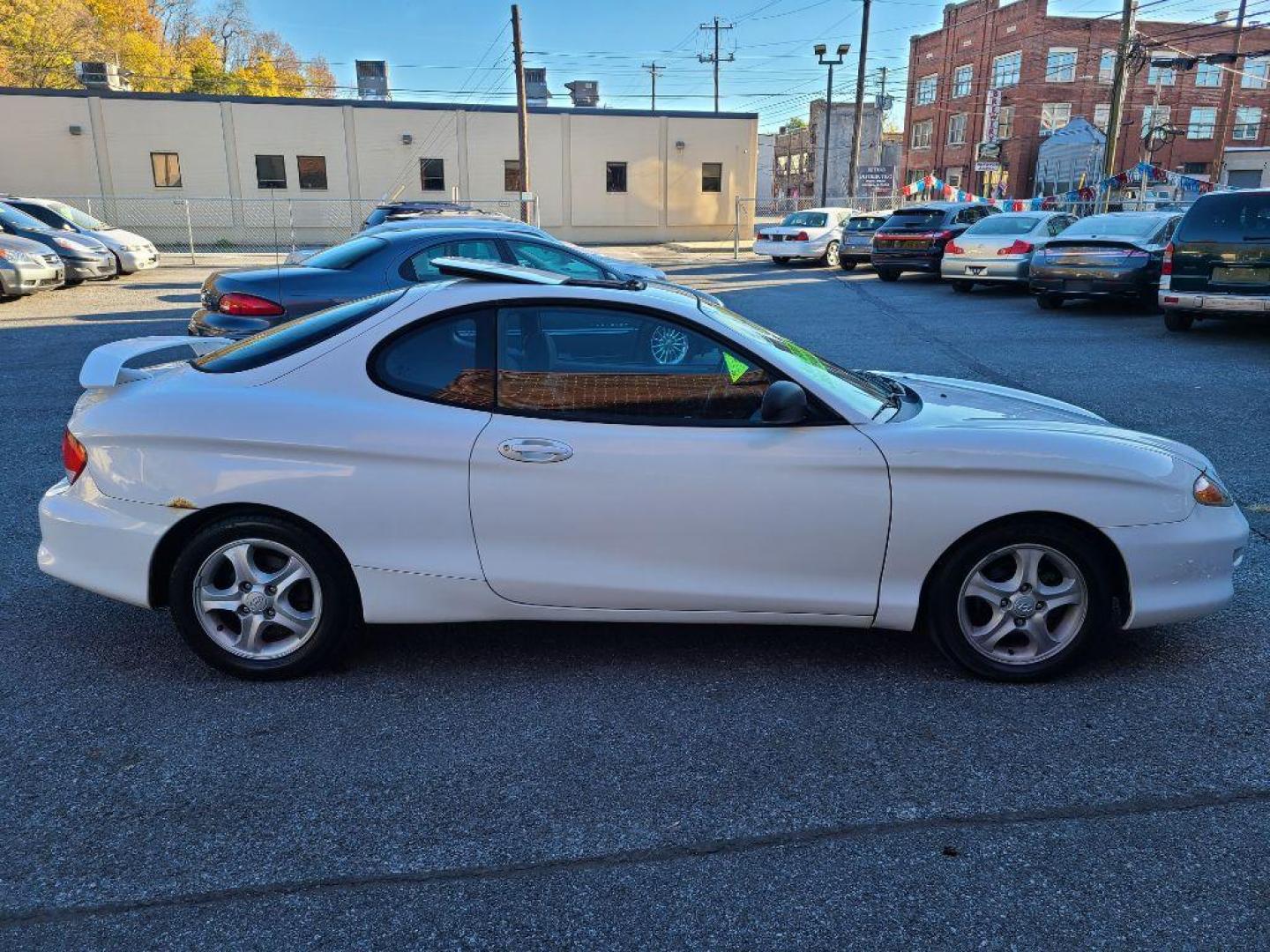 2000 WHITE HYUNDAI TIBURON HATCHBACK CPE (KMHJG25F2YU) with an 2.0L engine, Automatic transmission, located at 117 North Cameron Street, Harrisburg, PA, 17101, (717) 963-8962, 40.267021, -76.875351 - WE FINANCE!!! Good Credit/ Bad Credit/ No Credit - ALL Trade-Ins Welcomed!!! ***Guaranteed Credit Approval*** APPLY ONLINE or CALL us TODAY ;) Internet Prices and Marketplace Prices are SPECIAL discounted ***CASH DEALS*** Retail Prices are higher. Please call us to discuss your cash and finan - Photo#5