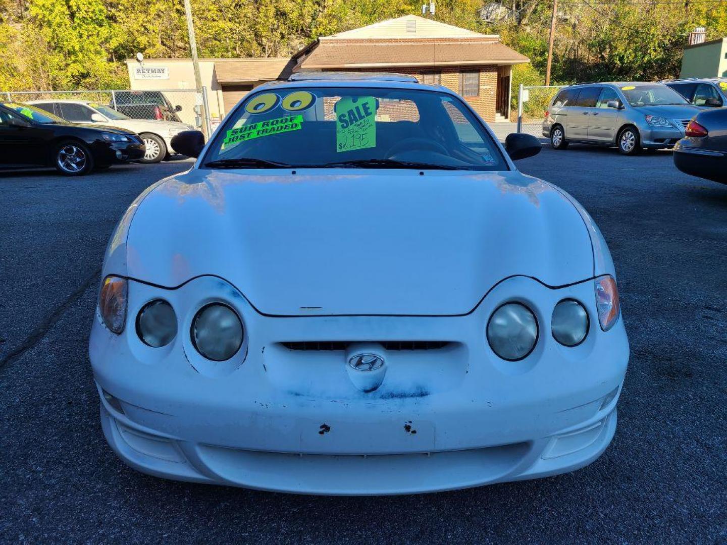 2000 WHITE HYUNDAI TIBURON HATCHBACK CPE (KMHJG25F2YU) with an 2.0L engine, Automatic transmission, located at 117 North Cameron Street, Harrisburg, PA, 17101, (717) 963-8962, 40.267021, -76.875351 - WE FINANCE!!! Good Credit/ Bad Credit/ No Credit - ALL Trade-Ins Welcomed!!! ***Guaranteed Credit Approval*** APPLY ONLINE or CALL us TODAY ;) Internet Prices and Marketplace Prices are SPECIAL discounted ***CASH DEALS*** Retail Prices are higher. Please call us to discuss your cash and finan - Photo#7