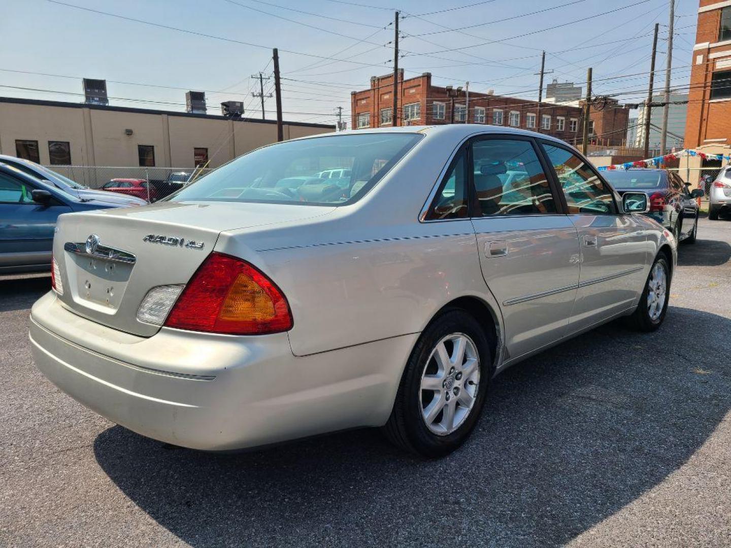 2000 SILVER TOYOTA AVALON XL (4T1BF28B6YU) with an 3.0L engine, Automatic transmission, located at 117 North Cameron Street, Harrisburg, PA, 17101, (717) 963-8962, 40.267021, -76.875351 - WE FINANCE!!! Good Credit/ Bad Credit/ No Credit - ALL Trade-Ins Welcomed!!! ***Guaranteed Credit Approval*** APPLY ONLINE or CALL us TODAY ;) Internet Prices and Marketplace Prices are SPECIAL discounted ***CASH DEALS*** Retail Prices are higher. Please call us to discuss your cash and finan - Photo#4