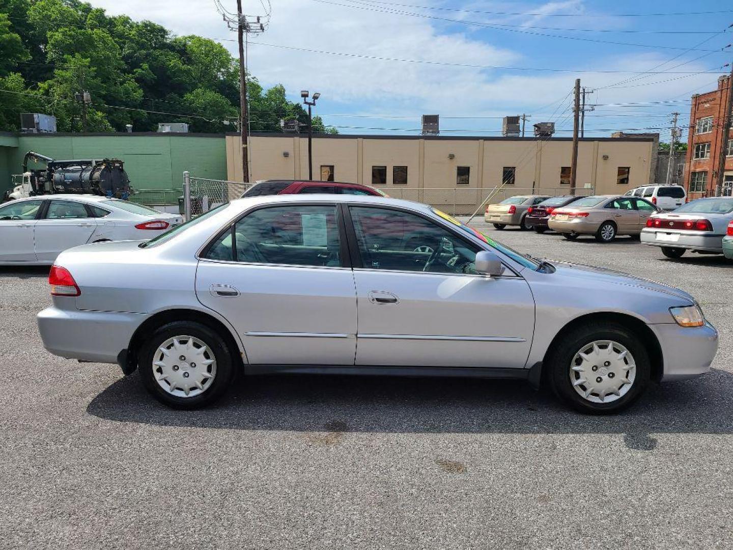 2001 SILVER HONDA ACCORD LX (1HGCG665X1A) with an 2.3L engine, Automatic transmission, located at 117 North Cameron Street, Harrisburg, PA, 17101, (717) 963-8962, 40.267021, -76.875351 - WE FINANCE!!! Good Credit/ Bad Credit/ No Credit - ALL Trade-Ins Welcomed!!! ***Guaranteed Credit Approval*** APPLY ONLINE or CALL us TODAY ;) Internet Prices and Marketplace Prices are SPECIAL discounted ***CASH DEALS*** Retail Prices are higher. Please call us to discuss your cash and finan - Photo#5