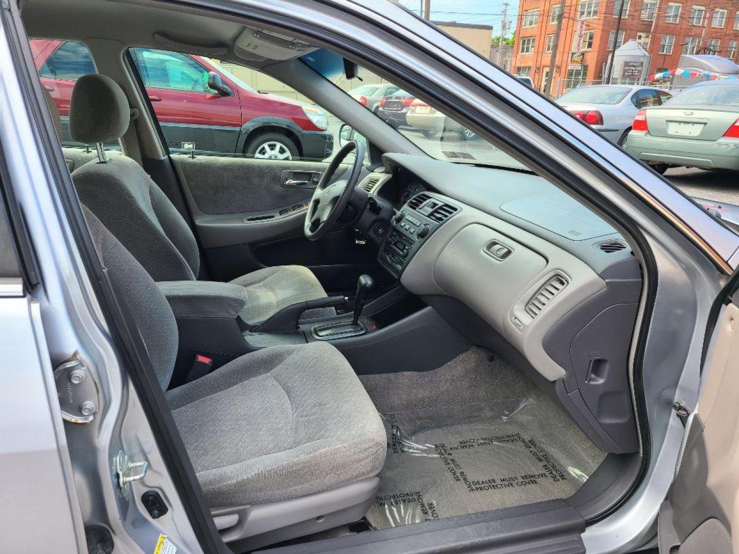 2001 SILVER HONDA ACCORD LX (1HGCG665X1A) with an 2.3L engine, Automatic transmission, located at 117 North Cameron Street, Harrisburg, PA, 17101, (717) 963-8962, 40.267021, -76.875351 - WE FINANCE!!! Good Credit/ Bad Credit/ No Credit - ALL Trade-Ins Welcomed!!! ***Guaranteed Credit Approval*** APPLY ONLINE or CALL us TODAY ;) Internet Prices and Marketplace Prices are SPECIAL discounted ***CASH DEALS*** Retail Prices are higher. Please call us to discuss your cash and finan - Photo#8