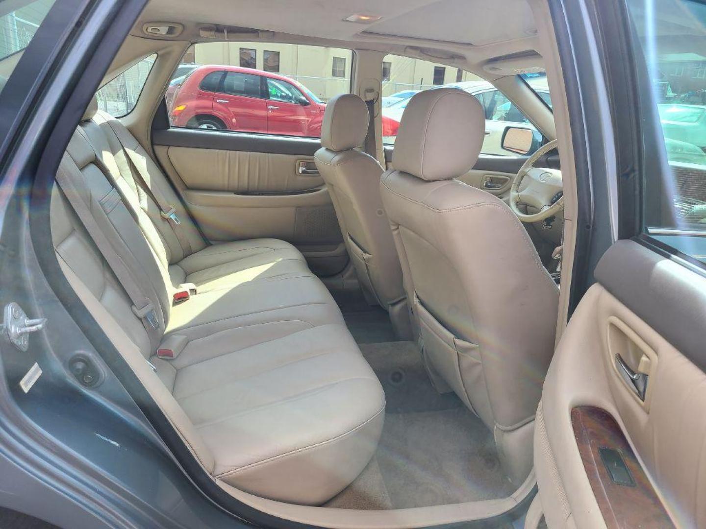 2001 GRAY TOYOTA AVALON XL (4T1BF28BX1U) with an 3.0L engine, Automatic transmission, located at 117 North Cameron Street, Harrisburg, PA, 17101, (717) 963-8962, 40.267021, -76.875351 - Photo#11