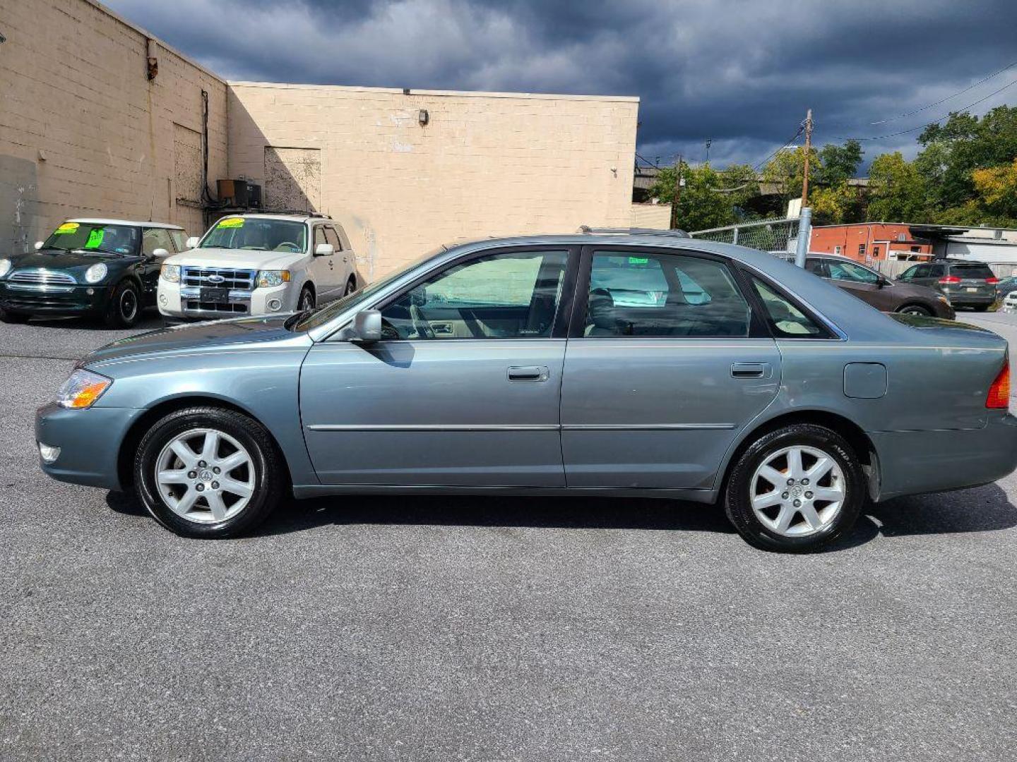 2001 GRAY TOYOTA AVALON XL (4T1BF28BX1U) with an 3.0L engine, Automatic transmission, located at 117 North Cameron Street, Harrisburg, PA, 17101, (717) 963-8962, 40.267021, -76.875351 - Photo#1