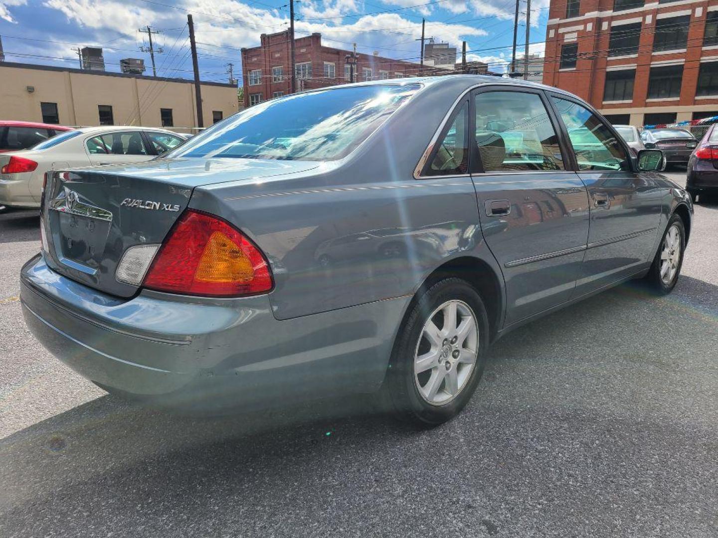 2001 GRAY TOYOTA AVALON XL (4T1BF28BX1U) with an 3.0L engine, Automatic transmission, located at 117 North Cameron Street, Harrisburg, PA, 17101, (717) 963-8962, 40.267021, -76.875351 - Photo#4