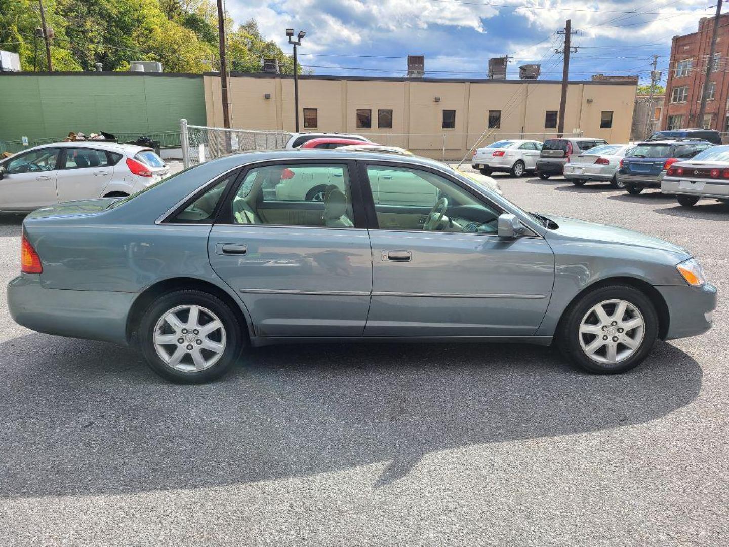 2001 GRAY TOYOTA AVALON XL (4T1BF28BX1U) with an 3.0L engine, Automatic transmission, located at 117 North Cameron Street, Harrisburg, PA, 17101, (717) 963-8962, 40.267021, -76.875351 - Photo#5