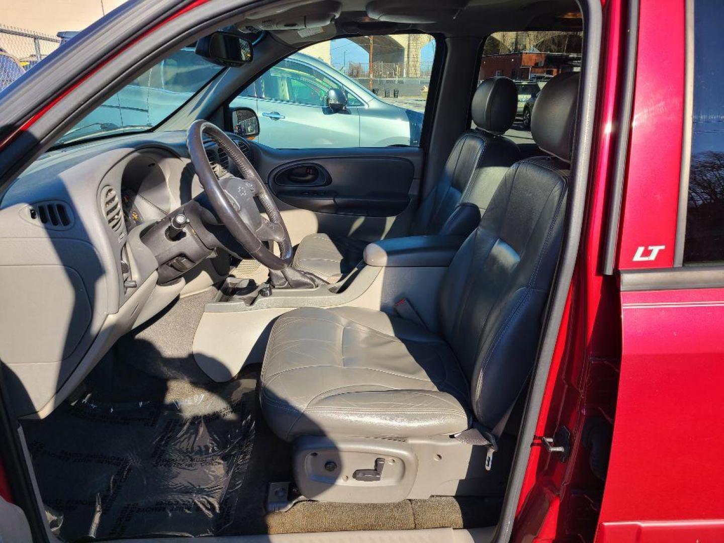 2002 RED CHEVROLET TRAILBLAZER LT EXT (1GNET16S526) with an 4.2L engine, Automatic transmission, located at 117 North Cameron Street, Harrisburg, PA, 17101, (717) 963-8962, 40.267021, -76.875351 - WE FINANCE!!! Good Credit/ Bad Credit/ No Credit - ALL Trade-Ins Welcomed!!! ***Guaranteed Credit Approval*** APPLY ONLINE or CALL us TODAY ;) Internet Prices and Marketplace Prices are SPECIAL discounted ***CASH DEALS*** Retail Prices are higher. Please call us to discuss your cash and finan - Photo#15