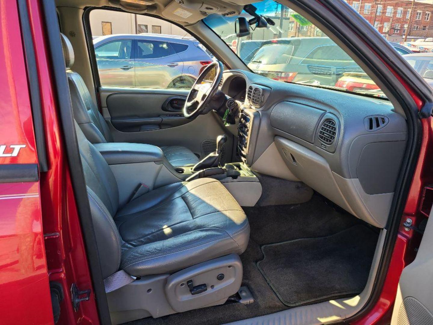 2002 RED CHEVROLET TRAILBLAZER LT EXT (1GNET16S526) with an 4.2L engine, Automatic transmission, located at 117 North Cameron Street, Harrisburg, PA, 17101, (717) 963-8962, 40.267021, -76.875351 - WE FINANCE!!! Good Credit/ Bad Credit/ No Credit - ALL Trade-Ins Welcomed!!! ***Guaranteed Credit Approval*** APPLY ONLINE or CALL us TODAY ;) Internet Prices and Marketplace Prices are SPECIAL discounted ***CASH DEALS*** Retail Prices are higher. Please call us to discuss your cash and finan - Photo#8