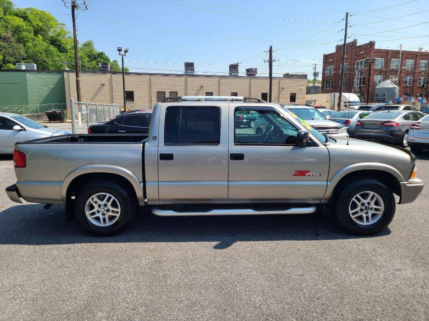 2003 GOLD GMC SONOMA SLS (1GTDT13X33K) with an 4.3L engine, Automatic transmission, located at 117 North Cameron Street, Harrisburg, PA, 17101, (717) 963-8962, 40.267021, -76.875351 - WE FINANCE!!! Good Credit/ Bad Credit/ No Credit - ALL Trade-Ins Welcomed!!! ***Guaranteed Credit Approval*** APPLY ONLINE or CALL us TODAY ;) Internet Prices and Marketplace Prices are SPECIAL discounted ***CASH DEALS*** Retail Prices are higher. Please call us to discuss your cash and finan - Photo#5