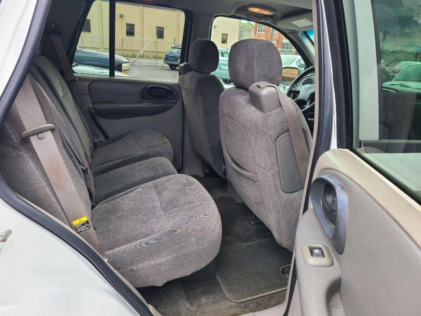 2004 WHITE CHEVROLET TRAILBLAZER LT (1GNDS13S042) with an 4.2L engine, Automatic transmission, located at 117 North Cameron Street, Harrisburg, PA, 17101, (717) 963-8962, 40.267021, -76.875351 - WE FINANCE!!! Good Credit/ Bad Credit/ No Credit - ALL Trade-Ins Welcomed!!! ***Guaranteed Credit Approval*** APPLY ONLINE or CALL us TODAY ;) Internet Prices and Marketplace Prices are SPECIAL discounted ***CASH DEALS*** Retail Prices are higher. Please call us to discuss your cash and finan - Photo#10