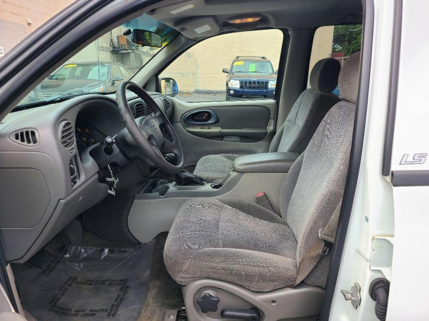 2004 WHITE CHEVROLET TRAILBLAZER LT (1GNDS13S042) with an 4.2L engine, Automatic transmission, located at 117 North Cameron Street, Harrisburg, PA, 17101, (717) 963-8962, 40.267021, -76.875351 - WE FINANCE!!! Good Credit/ Bad Credit/ No Credit - ALL Trade-Ins Welcomed!!! ***Guaranteed Credit Approval*** APPLY ONLINE or CALL us TODAY ;) Internet Prices and Marketplace Prices are SPECIAL discounted ***CASH DEALS*** Retail Prices are higher. Please call us to discuss your cash and finan - Photo#13