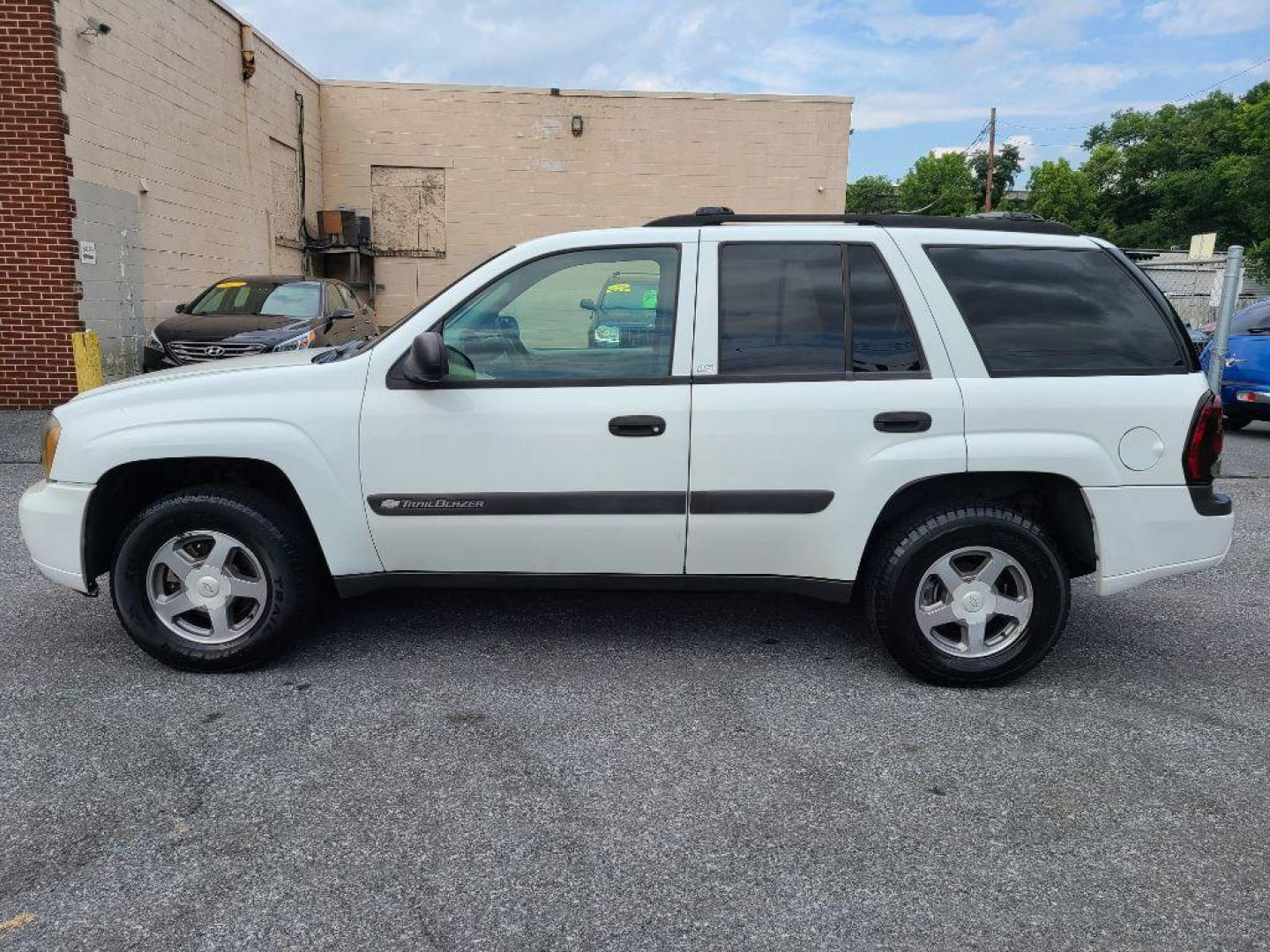 2004 WHITE CHEVROLET TRAILBLAZER LT (1GNDS13S042) with an 4.2L engine, Automatic transmission, located at 117 North Cameron Street, Harrisburg, PA, 17101, (717) 963-8962, 40.267021, -76.875351 - WE FINANCE!!! Good Credit/ Bad Credit/ No Credit - ALL Trade-Ins Welcomed!!! ***Guaranteed Credit Approval*** APPLY ONLINE or CALL us TODAY ;) Internet Prices and Marketplace Prices are SPECIAL discounted ***CASH DEALS*** Retail Prices are higher. Please call us to discuss your cash and finan - Photo#1