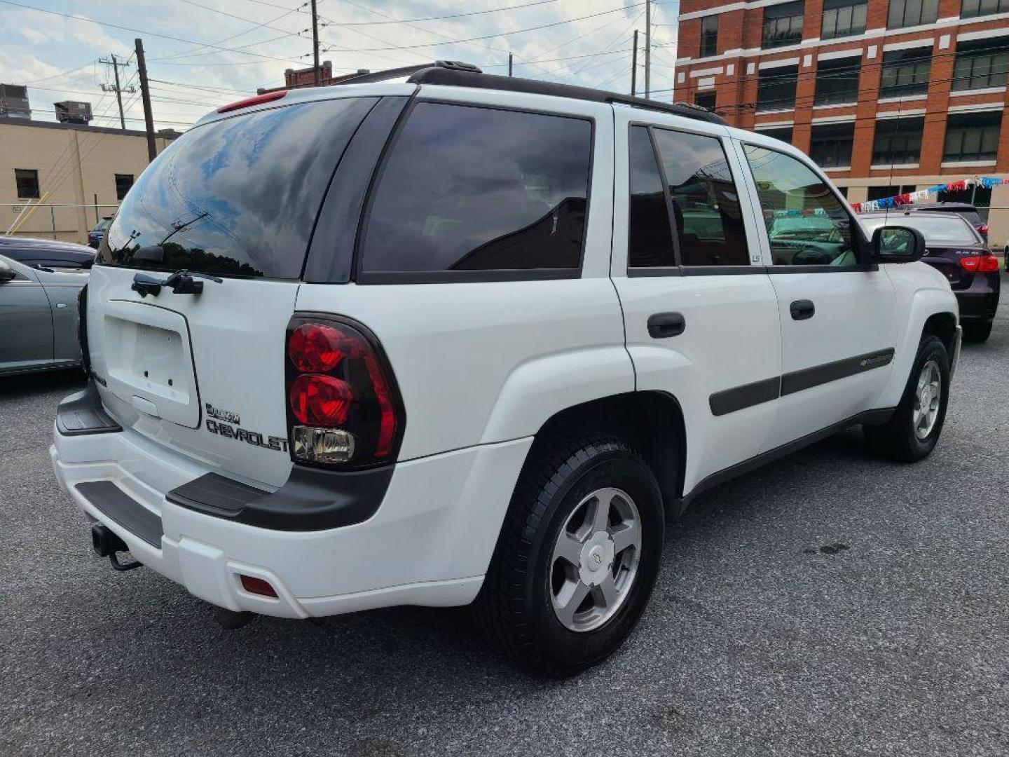 2004 WHITE CHEVROLET TRAILBLAZER LT (1GNDS13S042) with an 4.2L engine, Automatic transmission, located at 117 North Cameron Street, Harrisburg, PA, 17101, (717) 963-8962, 40.267021, -76.875351 - WE FINANCE!!! Good Credit/ Bad Credit/ No Credit - ALL Trade-Ins Welcomed!!! ***Guaranteed Credit Approval*** APPLY ONLINE or CALL us TODAY ;) Internet Prices and Marketplace Prices are SPECIAL discounted ***CASH DEALS*** Retail Prices are higher. Please call us to discuss your cash and finan - Photo#4