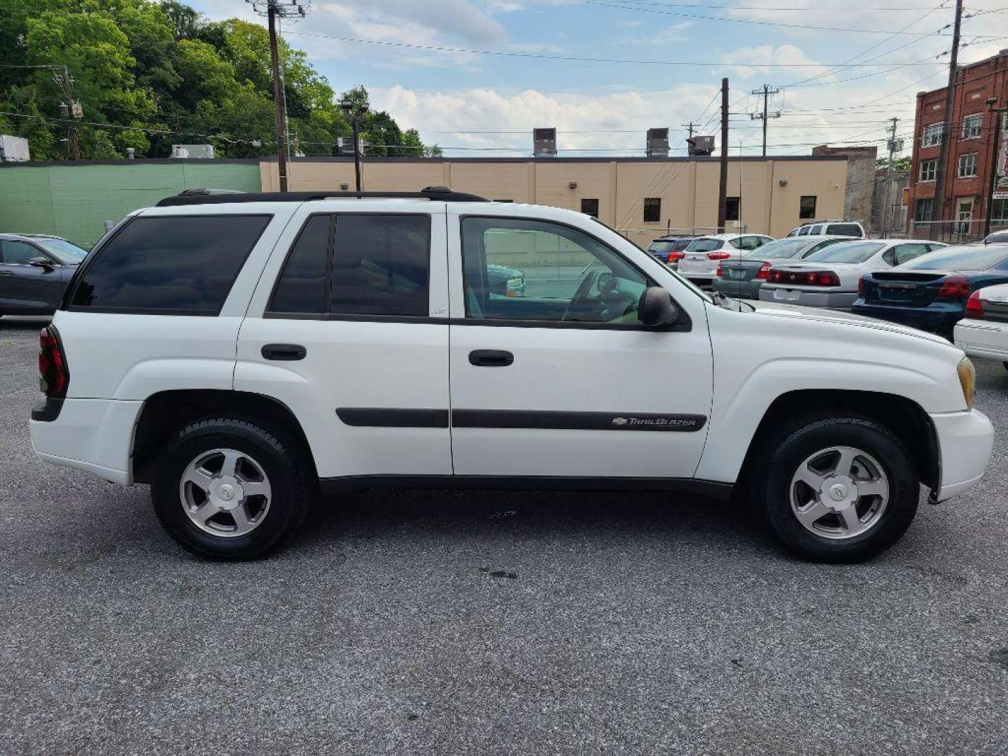 2004 WHITE CHEVROLET TRAILBLAZER LT (1GNDS13S042) with an 4.2L engine, Automatic transmission, located at 117 North Cameron Street, Harrisburg, PA, 17101, (717) 963-8962, 40.267021, -76.875351 - WE FINANCE!!! Good Credit/ Bad Credit/ No Credit - ALL Trade-Ins Welcomed!!! ***Guaranteed Credit Approval*** APPLY ONLINE or CALL us TODAY ;) Internet Prices and Marketplace Prices are SPECIAL discounted ***CASH DEALS*** Retail Prices are higher. Please call us to discuss your cash and finan - Photo#5