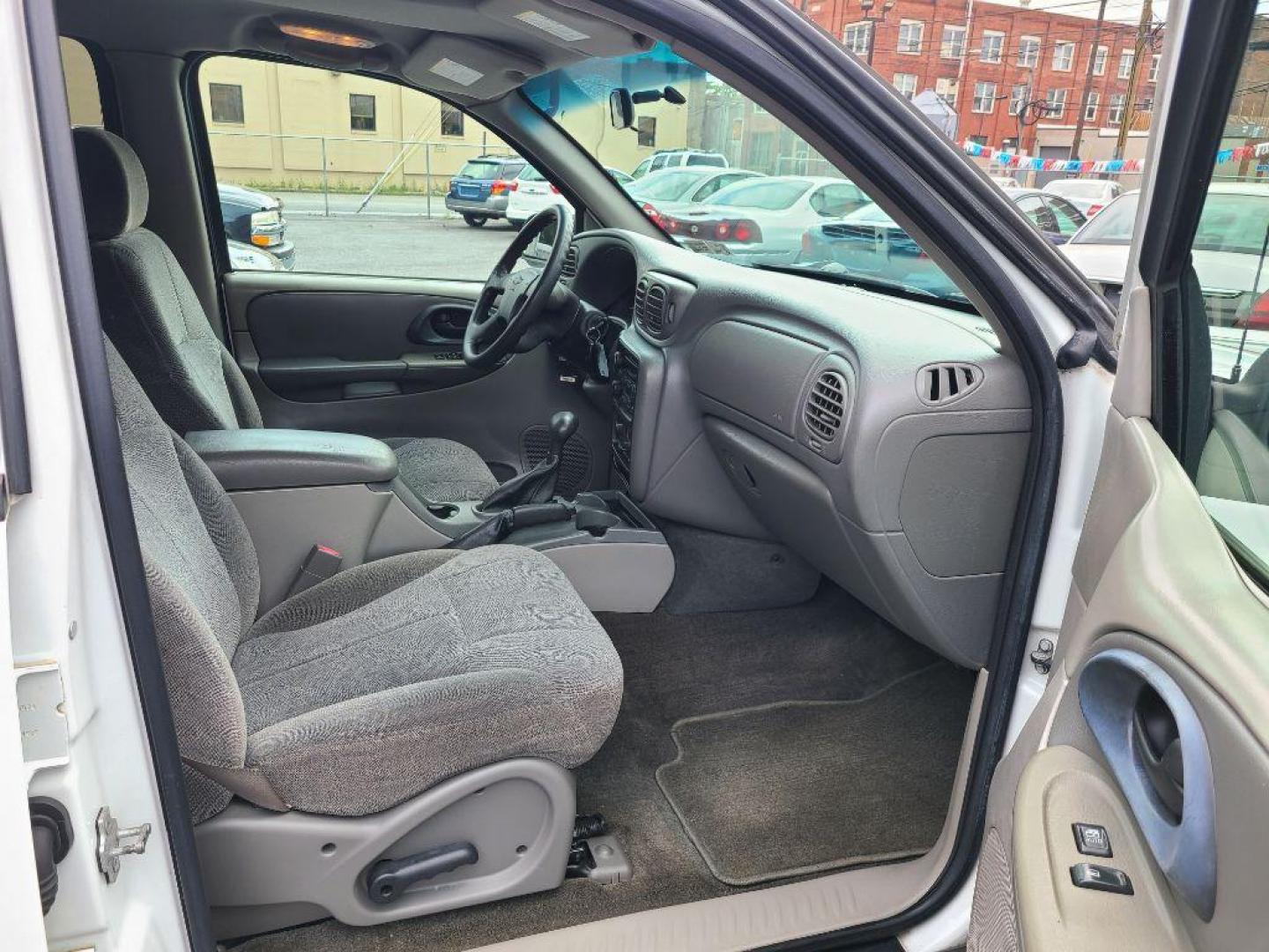 2004 WHITE CHEVROLET TRAILBLAZER LT (1GNDS13S042) with an 4.2L engine, Automatic transmission, located at 117 North Cameron Street, Harrisburg, PA, 17101, (717) 963-8962, 40.267021, -76.875351 - WE FINANCE!!! Good Credit/ Bad Credit/ No Credit - ALL Trade-Ins Welcomed!!! ***Guaranteed Credit Approval*** APPLY ONLINE or CALL us TODAY ;) Internet Prices and Marketplace Prices are SPECIAL discounted ***CASH DEALS*** Retail Prices are higher. Please call us to discuss your cash and finan - Photo#8