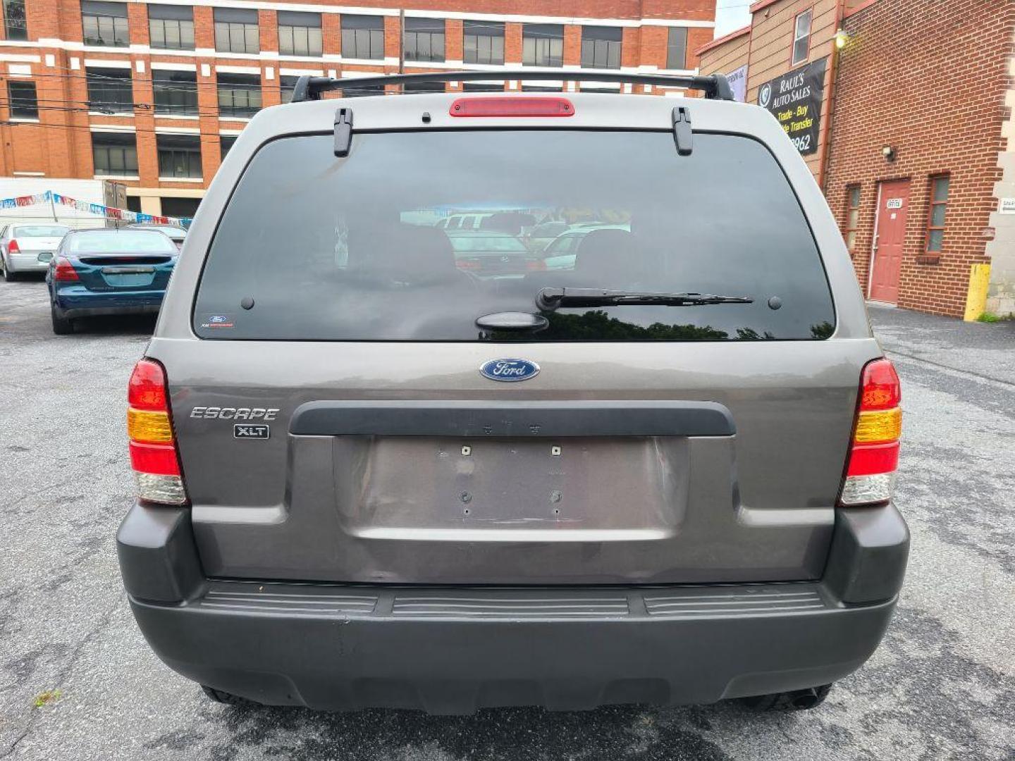 2004 GRAY FORD ESCAPE XLT (1FMCU93164K) with an 3.0L engine, Automatic transmission, located at 117 North Cameron Street, Harrisburg, PA, 17101, (717) 963-8962, 40.267021, -76.875351 - WE FINANCE!!! Good Credit/ Bad Credit/ No Credit - ALL Trade-Ins Welcomed!!! ***Guaranteed Credit Approval*** APPLY ONLINE or CALL us TODAY ;) Internet Prices and Marketplace Prices are SPECIAL discounted ***CASH DEALS*** Retail Prices are higher. Please call us to discuss your cash and finan - Photo#3