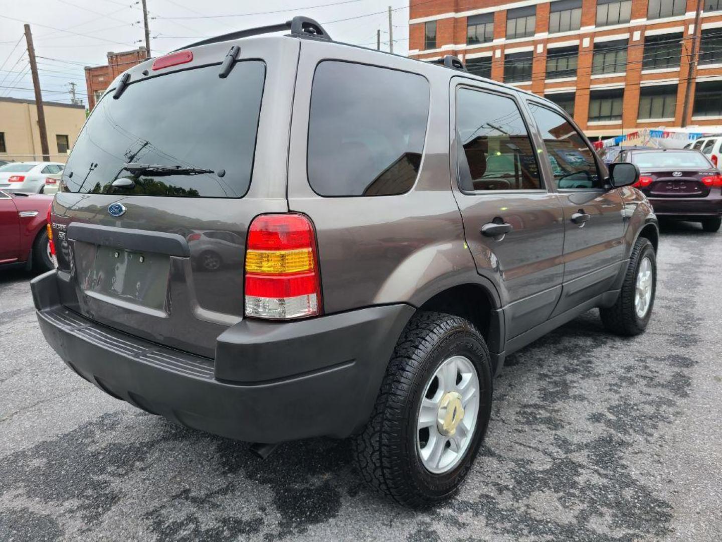 2004 GRAY FORD ESCAPE XLT (1FMCU93164K) with an 3.0L engine, Automatic transmission, located at 117 North Cameron Street, Harrisburg, PA, 17101, (717) 963-8962, 40.267021, -76.875351 - WE FINANCE!!! Good Credit/ Bad Credit/ No Credit - ALL Trade-Ins Welcomed!!! ***Guaranteed Credit Approval*** APPLY ONLINE or CALL us TODAY ;) Internet Prices and Marketplace Prices are SPECIAL discounted ***CASH DEALS*** Retail Prices are higher. Please call us to discuss your cash and finan - Photo#4