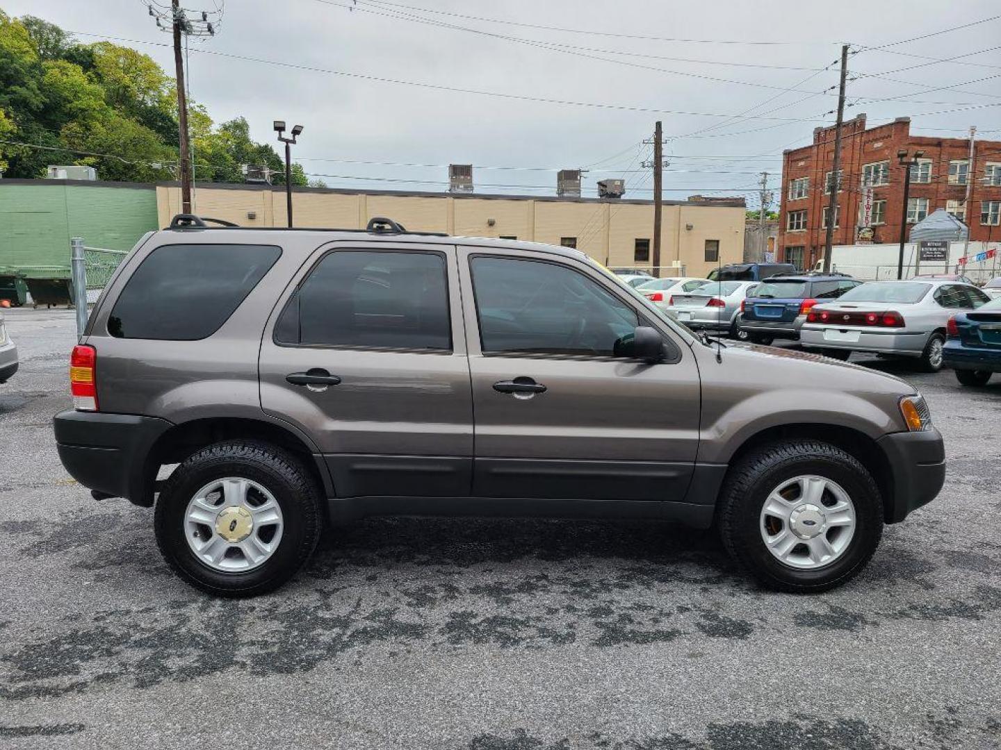 2004 GRAY FORD ESCAPE XLT (1FMCU93164K) with an 3.0L engine, Automatic transmission, located at 117 North Cameron Street, Harrisburg, PA, 17101, (717) 963-8962, 40.267021, -76.875351 - WE FINANCE!!! Good Credit/ Bad Credit/ No Credit - ALL Trade-Ins Welcomed!!! ***Guaranteed Credit Approval*** APPLY ONLINE or CALL us TODAY ;) Internet Prices and Marketplace Prices are SPECIAL discounted ***CASH DEALS*** Retail Prices are higher. Please call us to discuss your cash and finan - Photo#5