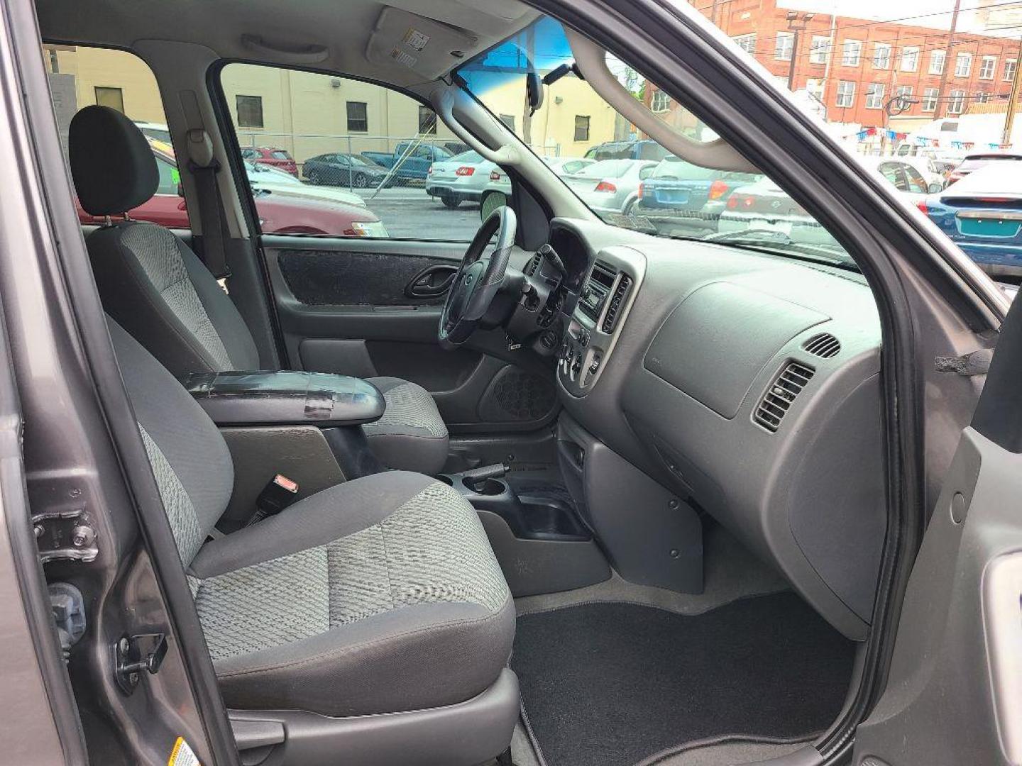 2004 GRAY FORD ESCAPE XLT (1FMCU93164K) with an 3.0L engine, Automatic transmission, located at 117 North Cameron Street, Harrisburg, PA, 17101, (717) 963-8962, 40.267021, -76.875351 - WE FINANCE!!! Good Credit/ Bad Credit/ No Credit - ALL Trade-Ins Welcomed!!! ***Guaranteed Credit Approval*** APPLY ONLINE or CALL us TODAY ;) Internet Prices and Marketplace Prices are SPECIAL discounted ***CASH DEALS*** Retail Prices are higher. Please call us to discuss your cash and finan - Photo#8