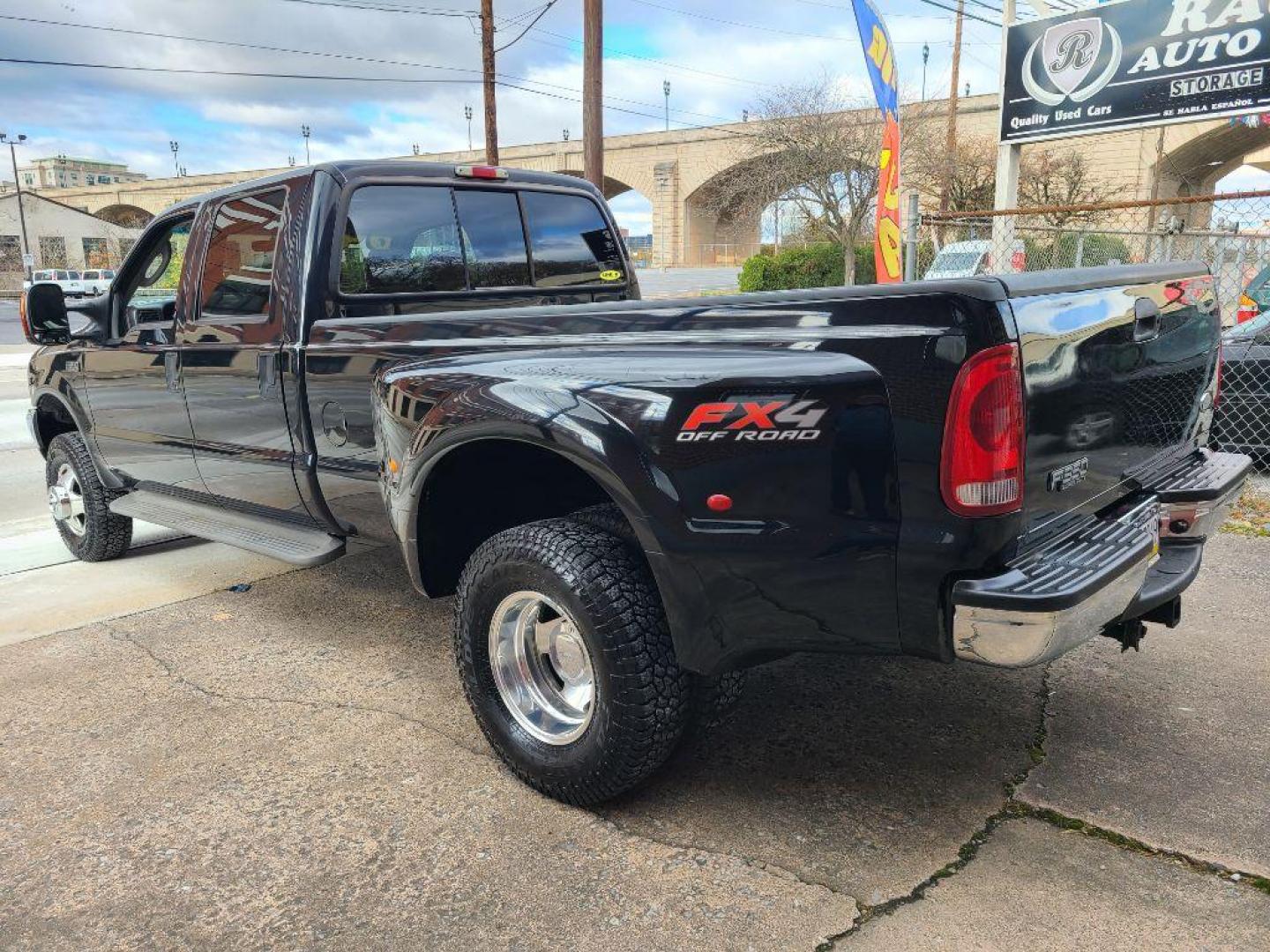 2004 BLACK FORD F350 SUPER DUTY XL (1FTWW33S54E) with an 6.8L engine, Automatic transmission, located at 117 North Cameron Street, Harrisburg, PA, 17101, (717) 963-8962, 40.267021, -76.875351 - WE FINANCE!!! Good Credit/ Bad Credit/ No Credit - ALL Trade-Ins Welcomed!!! ***Guaranteed Credit Approval*** APPLY ONLINE or CALL us TODAY ;) Internet Prices and Marketplace Prices are SPECIAL discounted ***CASH DEALS*** Retail Prices are higher. Please call us to discuss your cash and finan - Photo#12